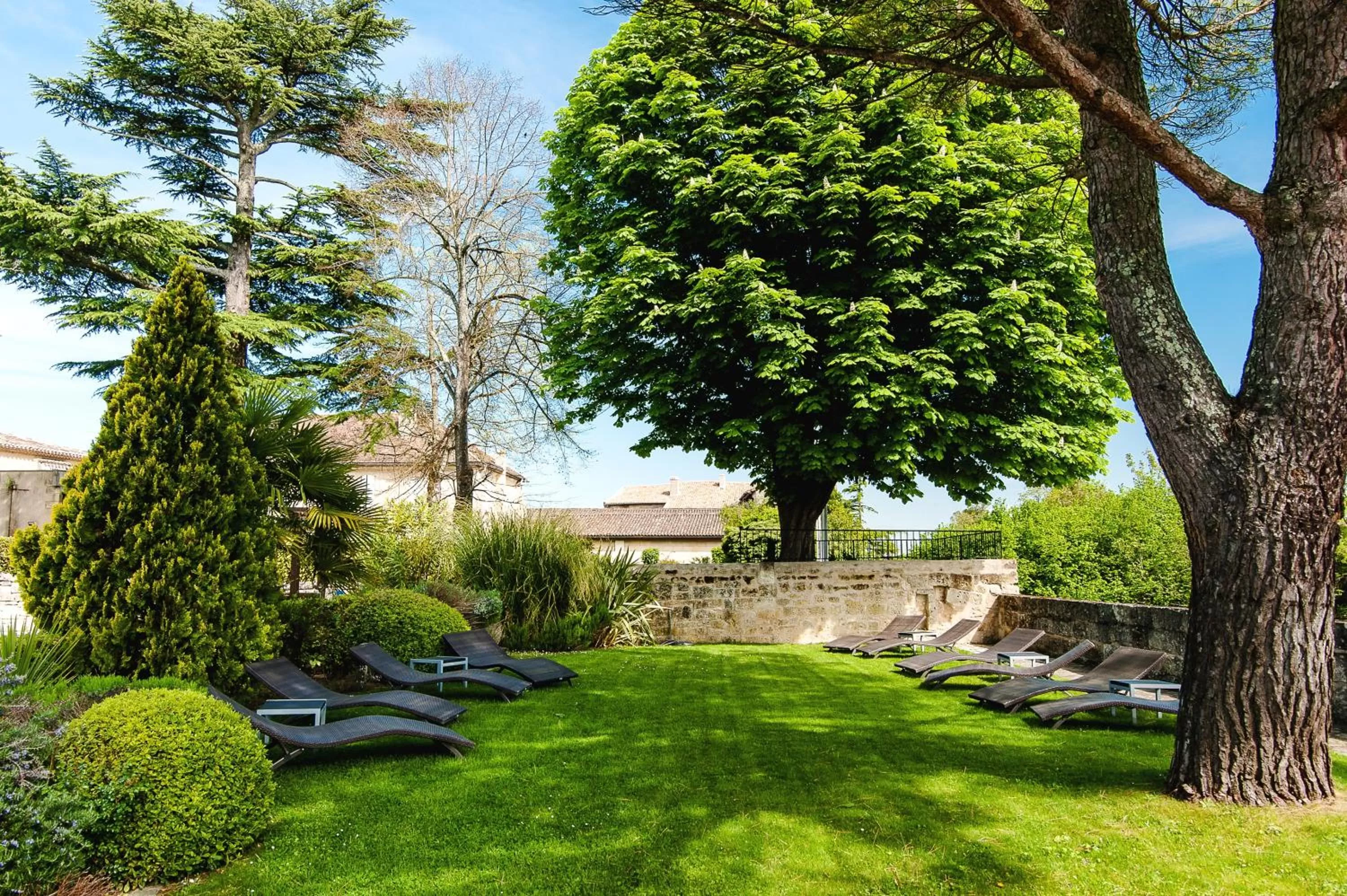 Garden in Hôtel Au Logis des Remparts