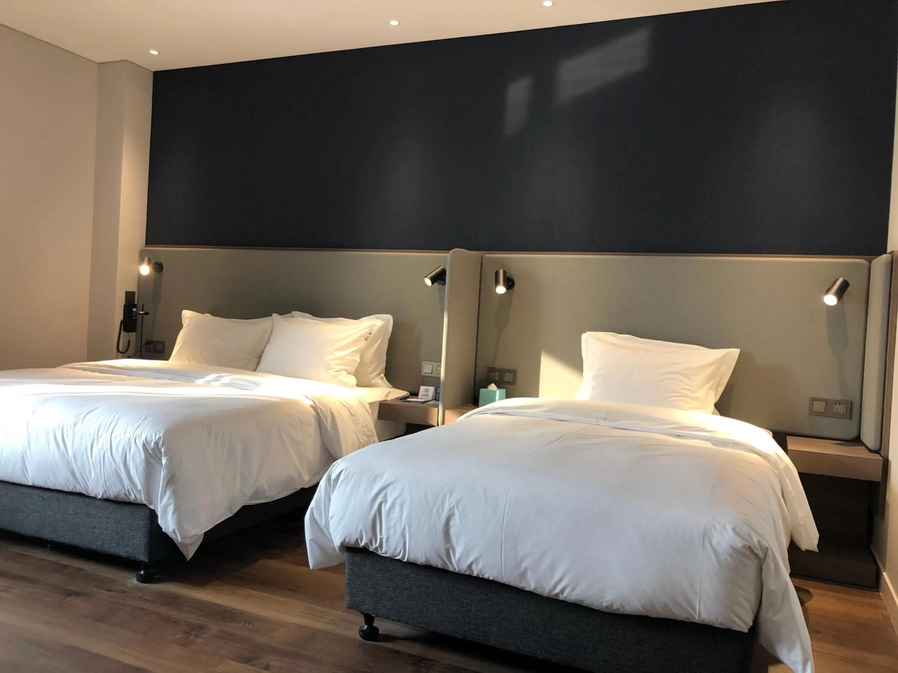 Photo of the whole room, Bed in Holiday Inn Express Guilin City Center by IHG