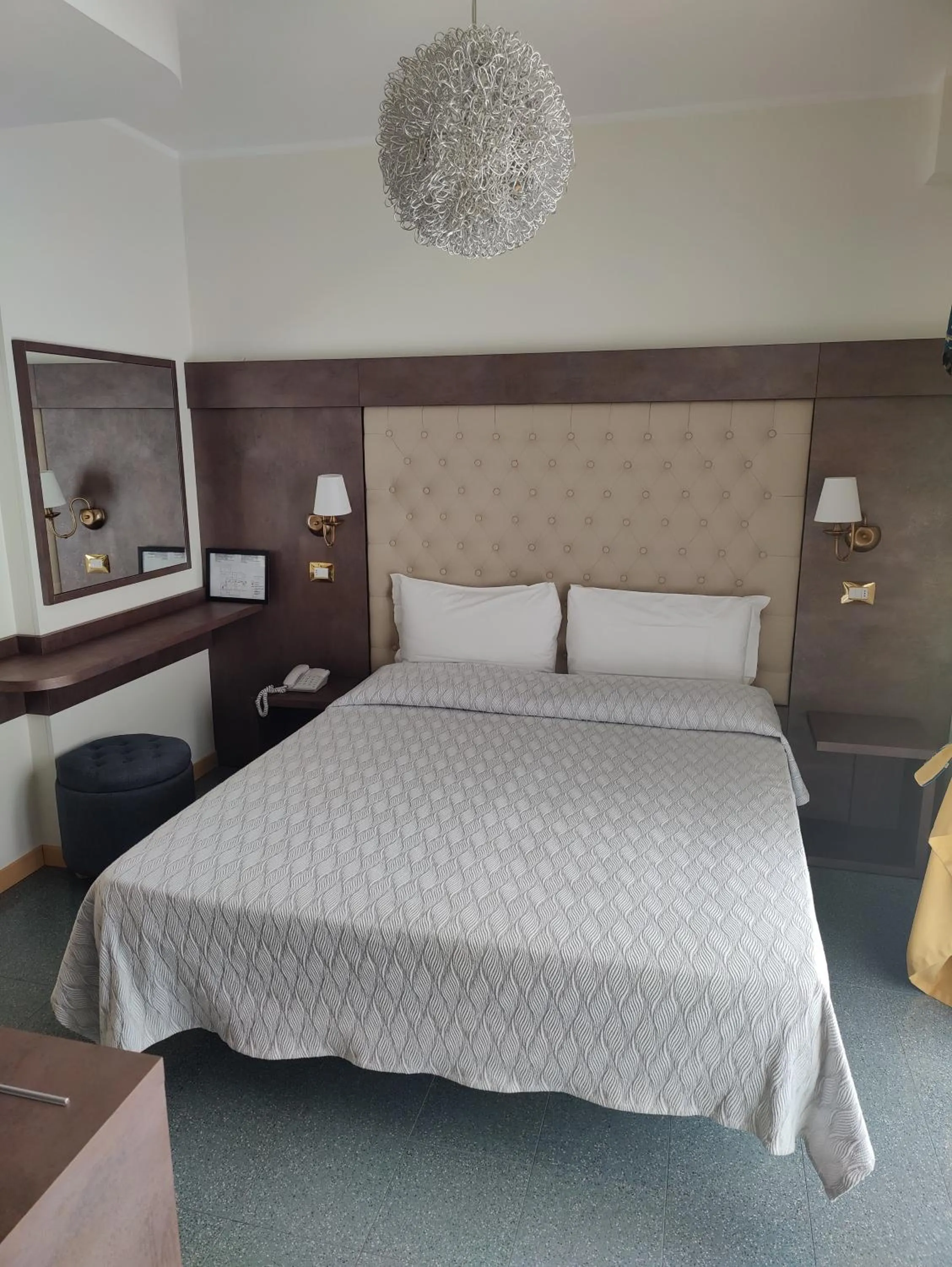 Bedroom, Bed in Hotel Ambassador