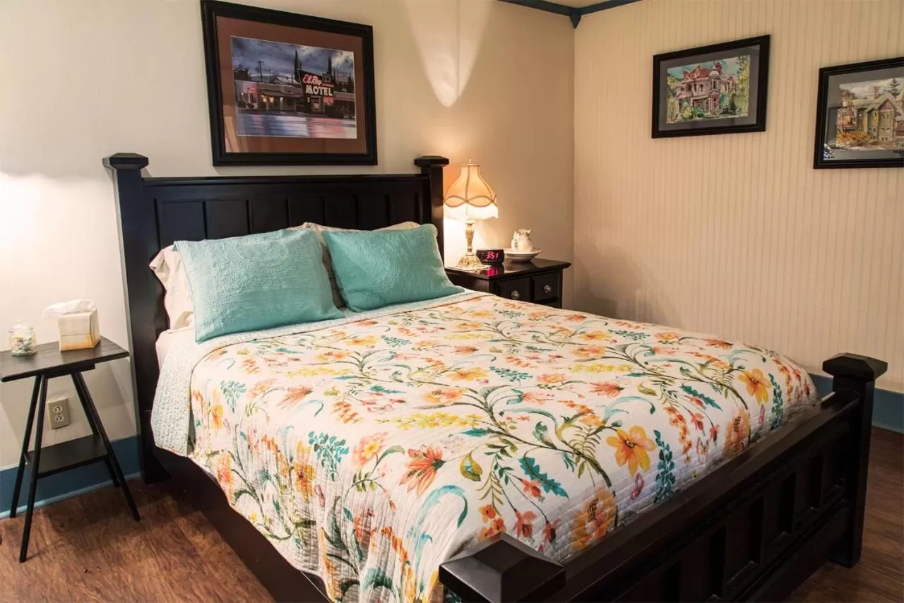 Bed in Hidden Springs Bed and Breakfast