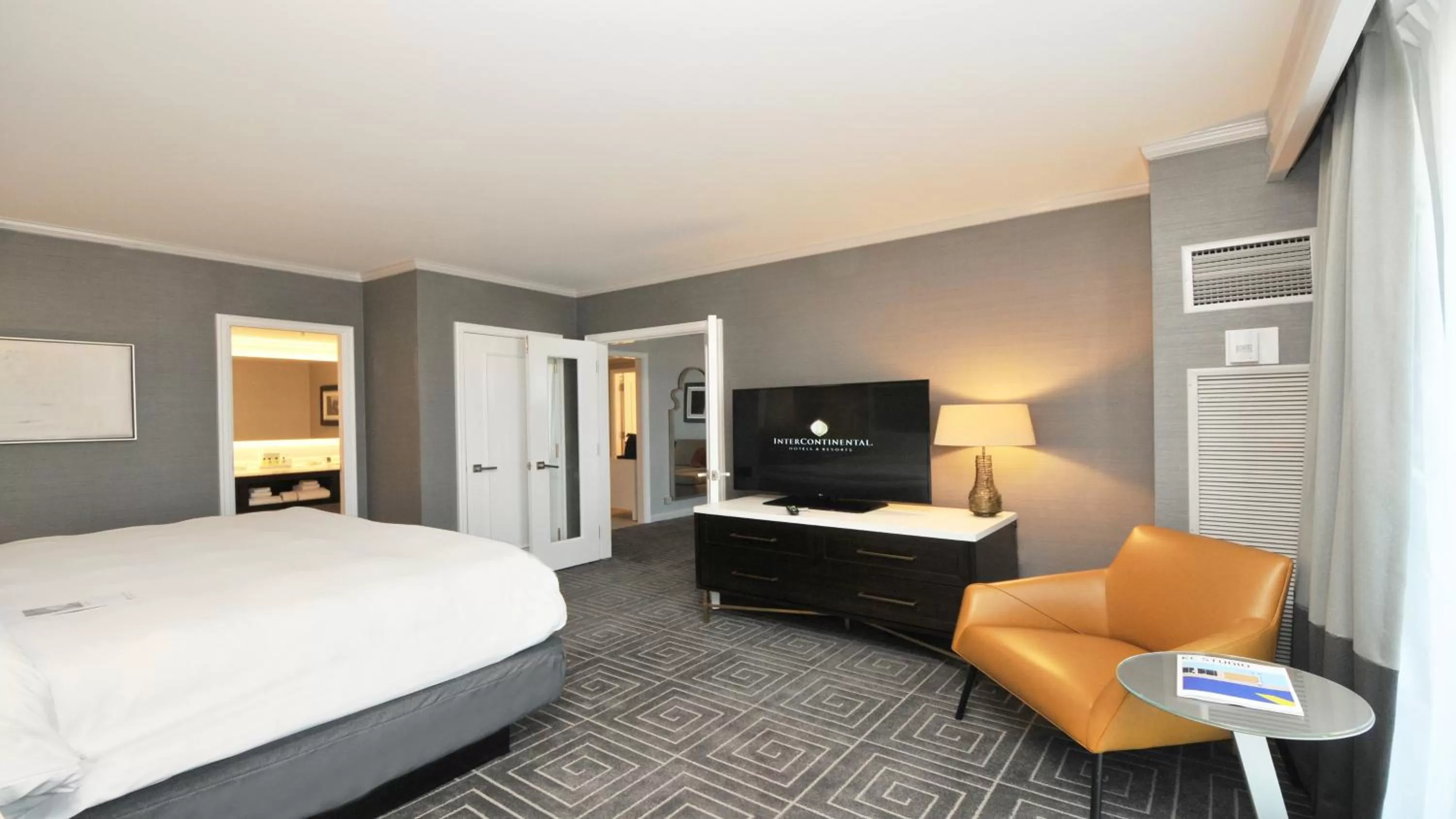 Photo of the whole room, Bed in InterContinental Kansas City at the Plaza by IHG