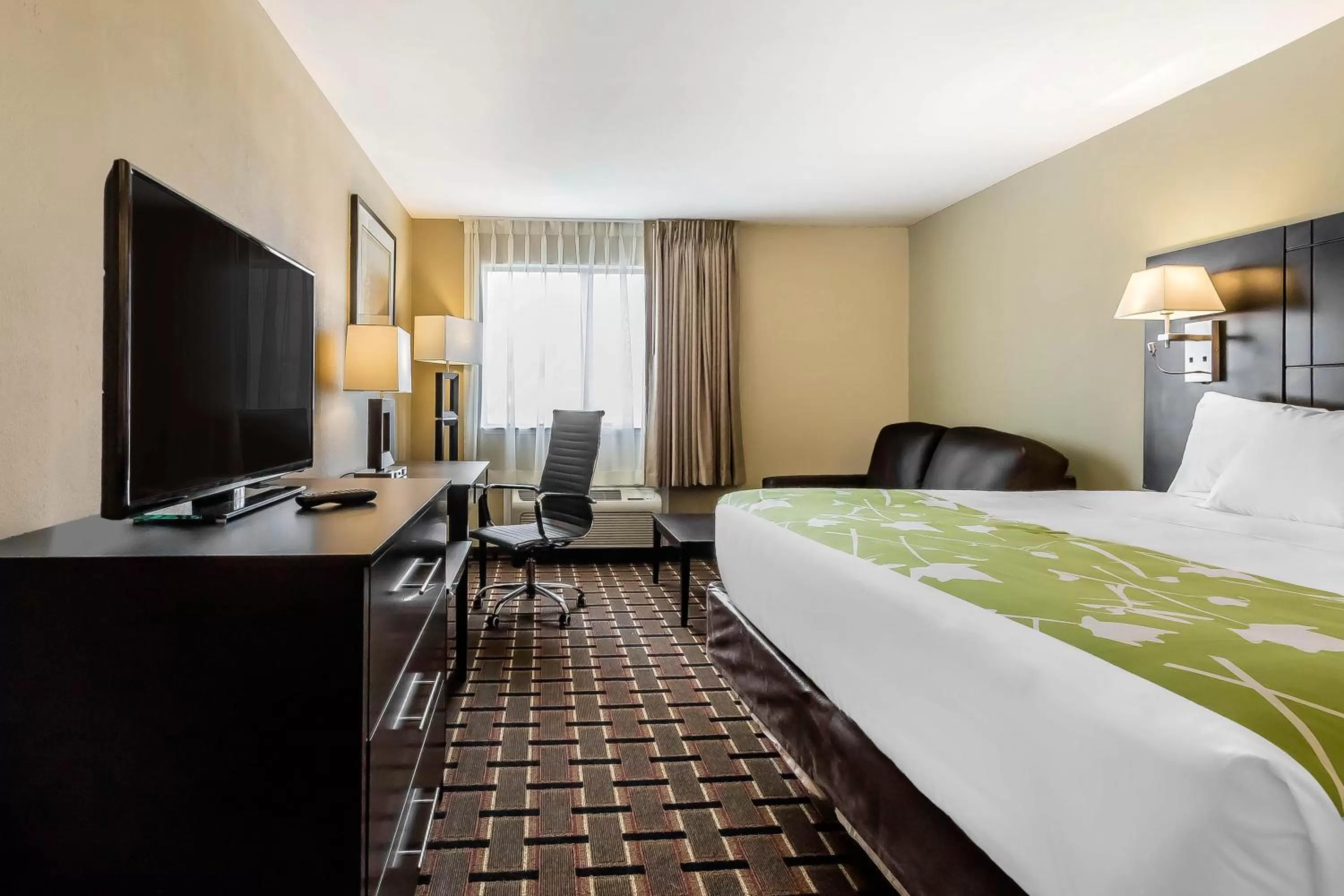 Photo of the whole room, Bed in Econo Lodge Boaz