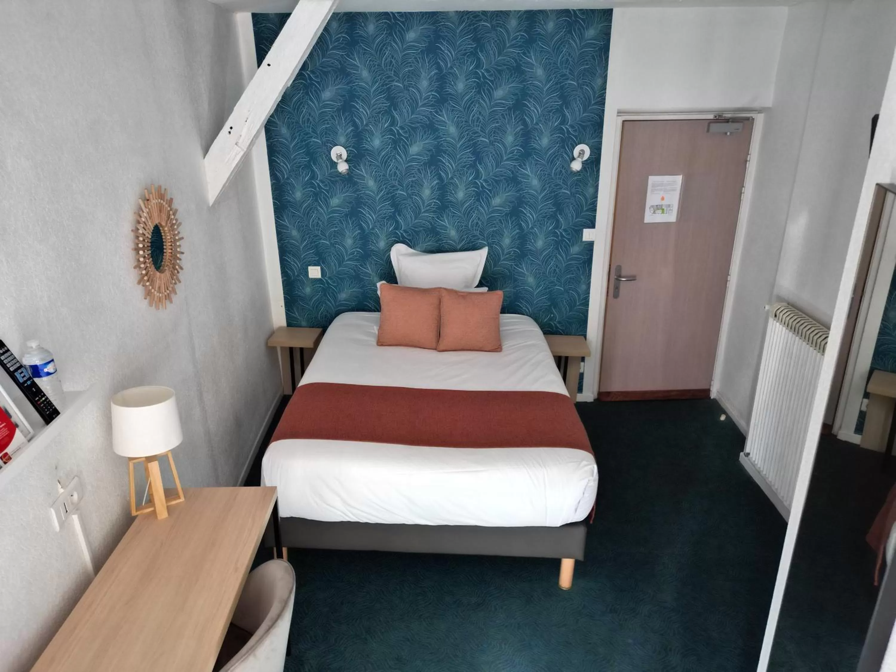 Photo of the whole room, Bed in Contact Hôtel les Platanes Villeneuve sur Lot Centre