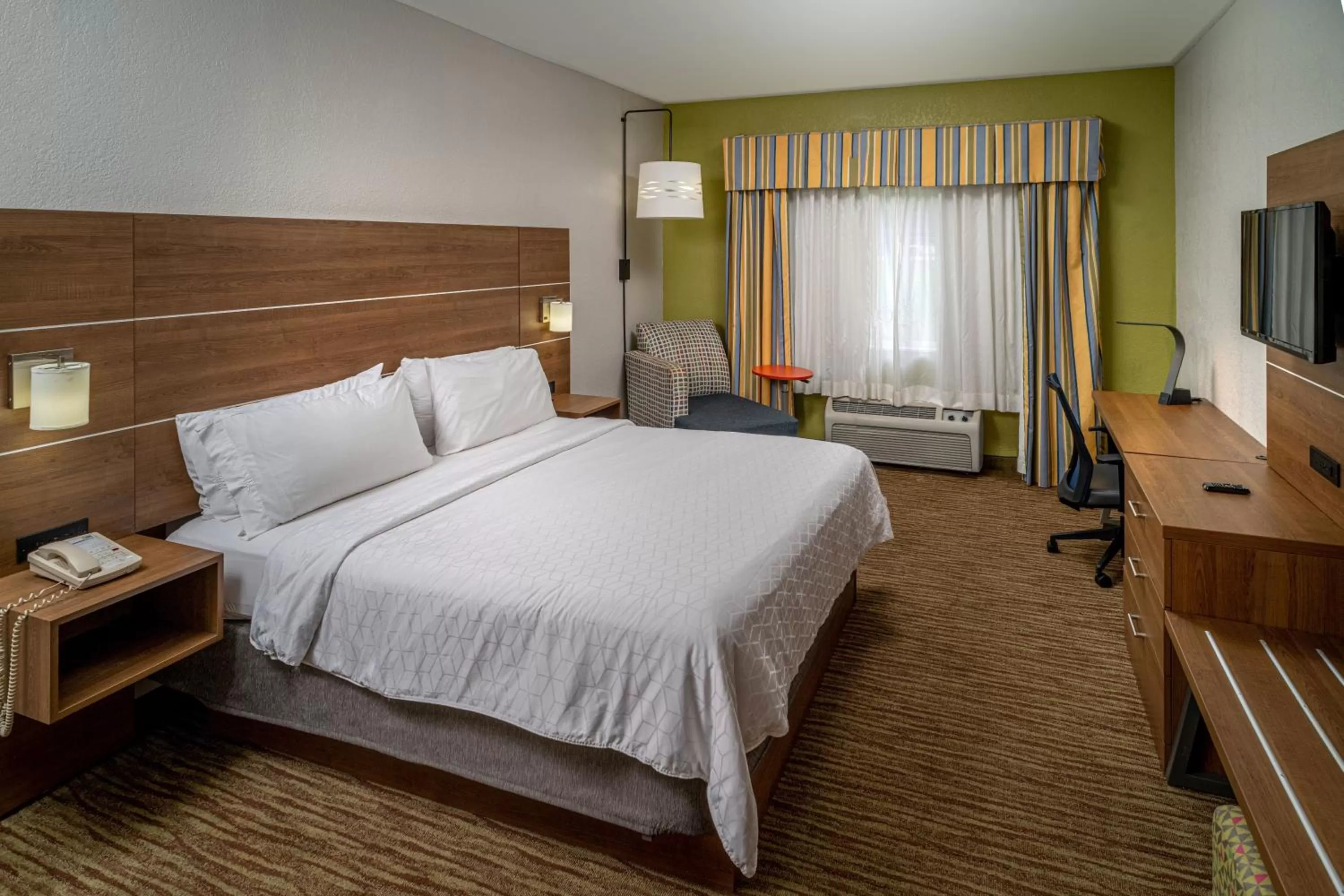 Photo of the whole room, Bed in Holiday Inn Express and Suites Pikeville by IHG