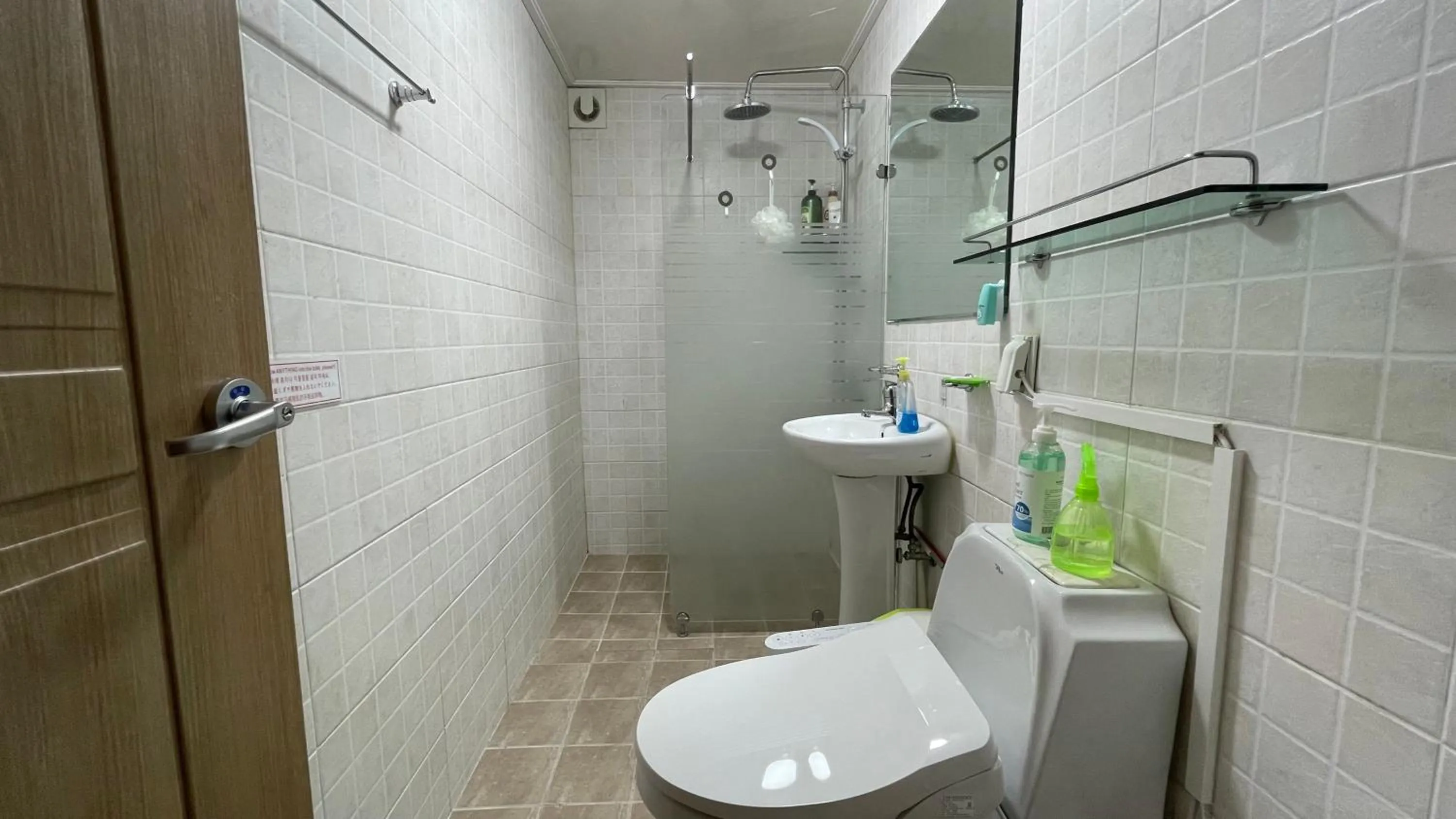 Shower in Hongdae Style Guesthouse