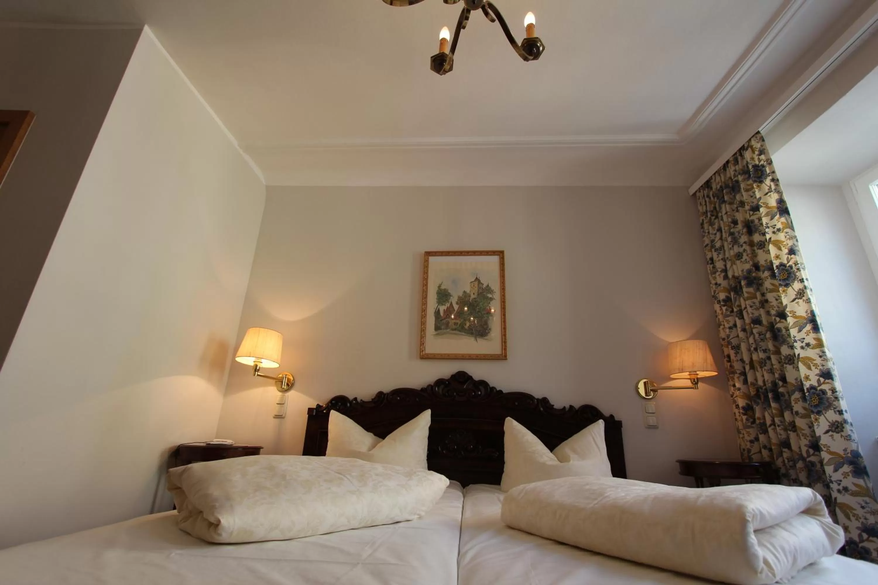 Bed in Historik Hotel Goldener Hirsch Rothenburg