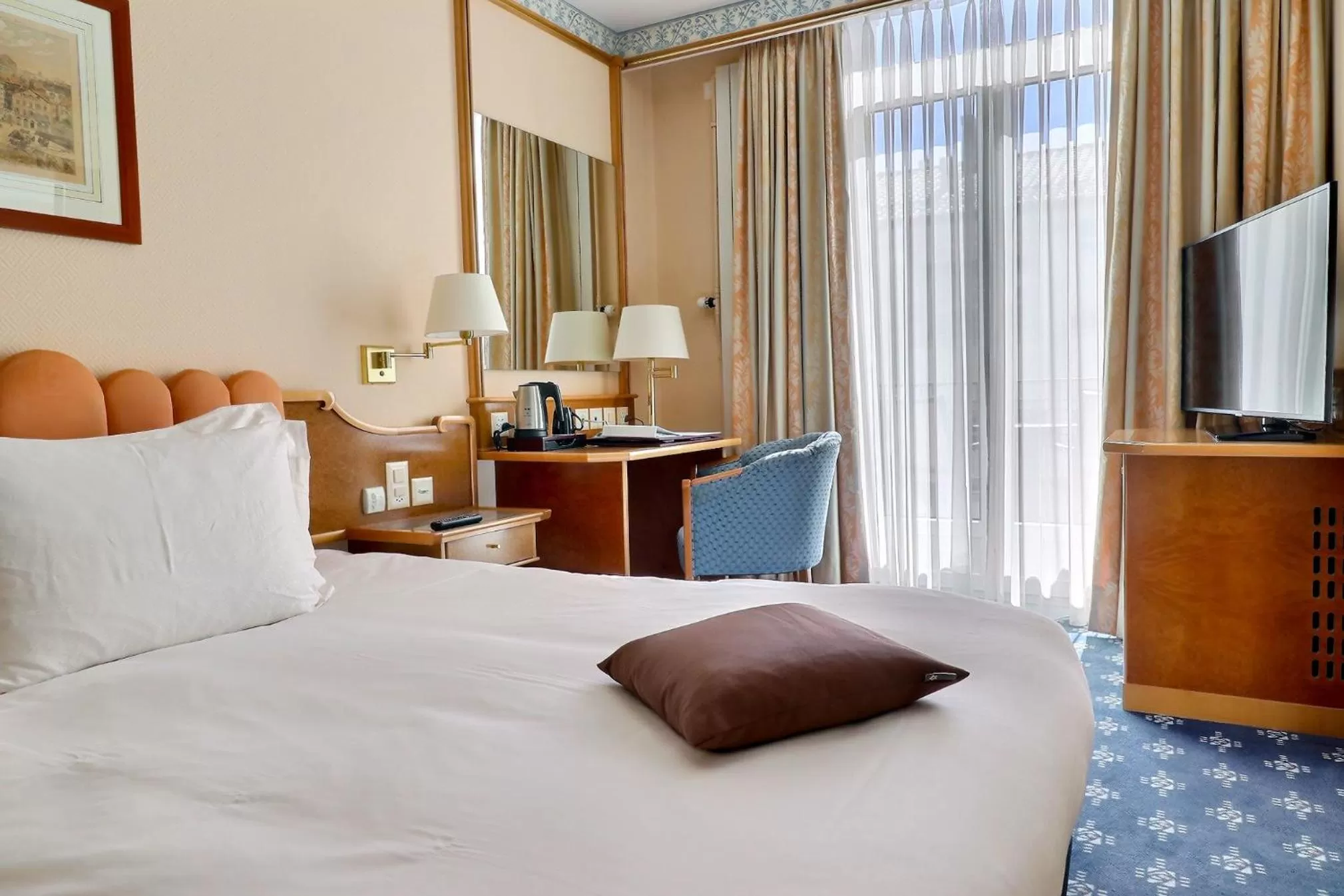 Photo of the whole room, Bed in Best Western Plus Hotel Mirabeau