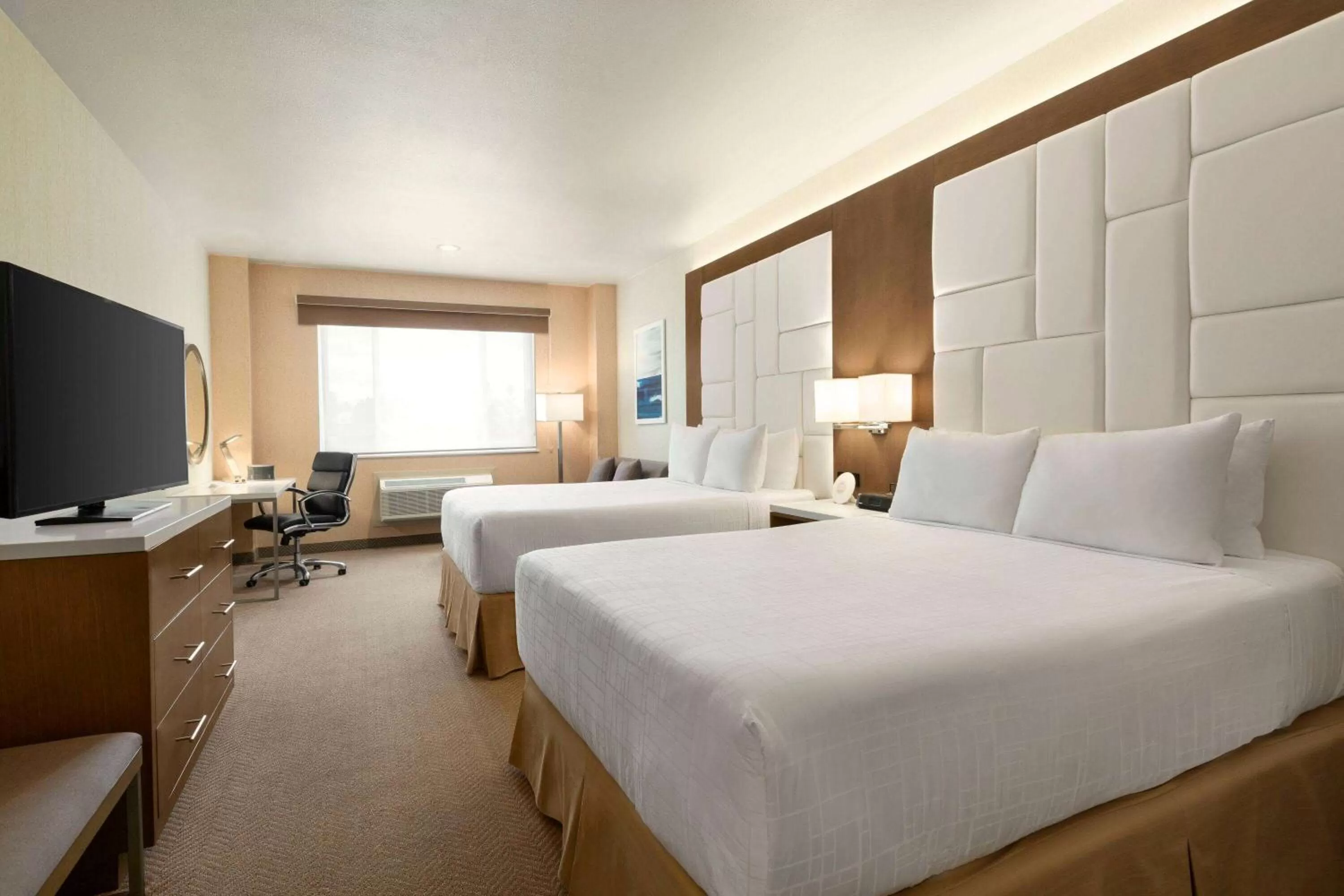 Photo of the whole room, Bed in Wyndham Anaheim