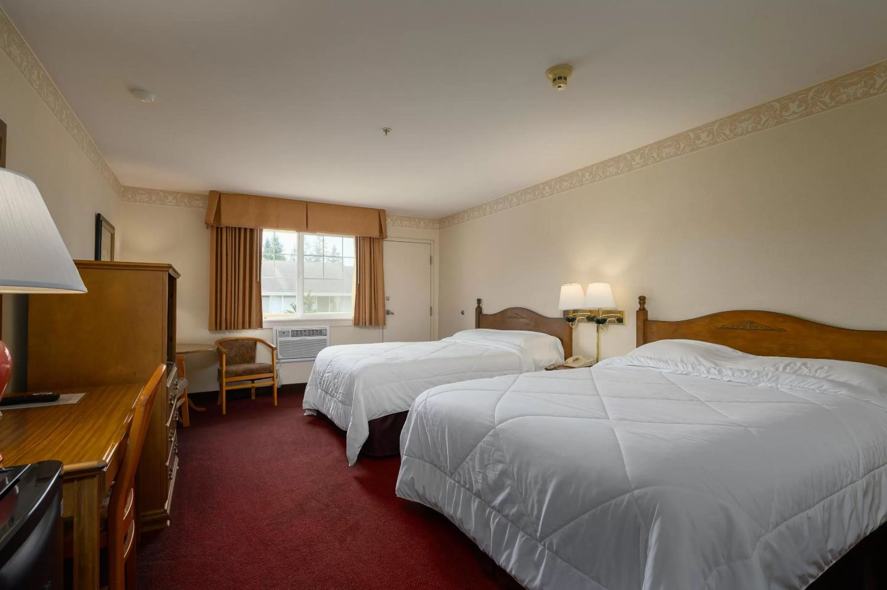 Bed in Three Rivers Inn Sedro Woolley