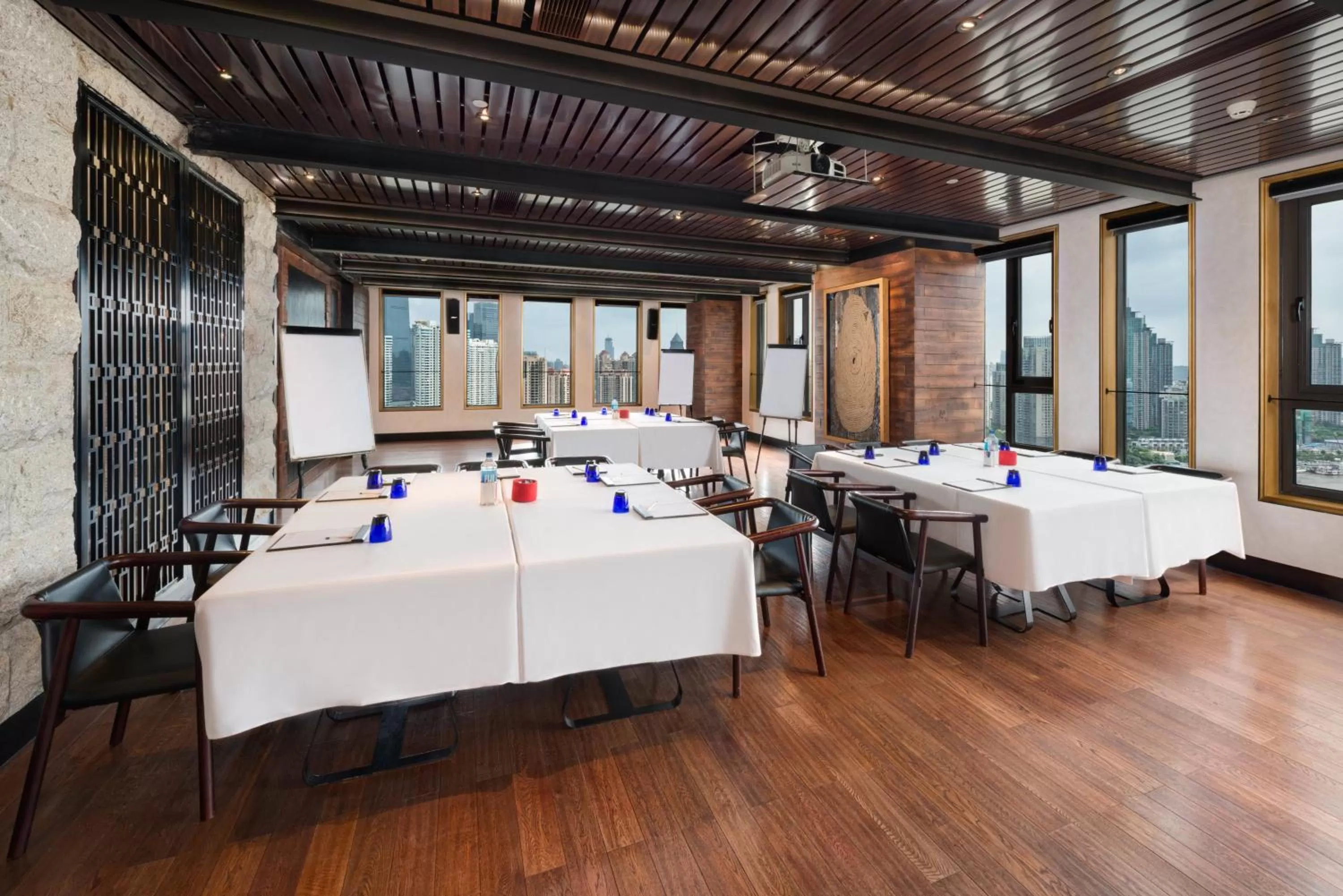 Restaurant/places to eat in Hotel Indigo Shanghai On The Bund by IHG