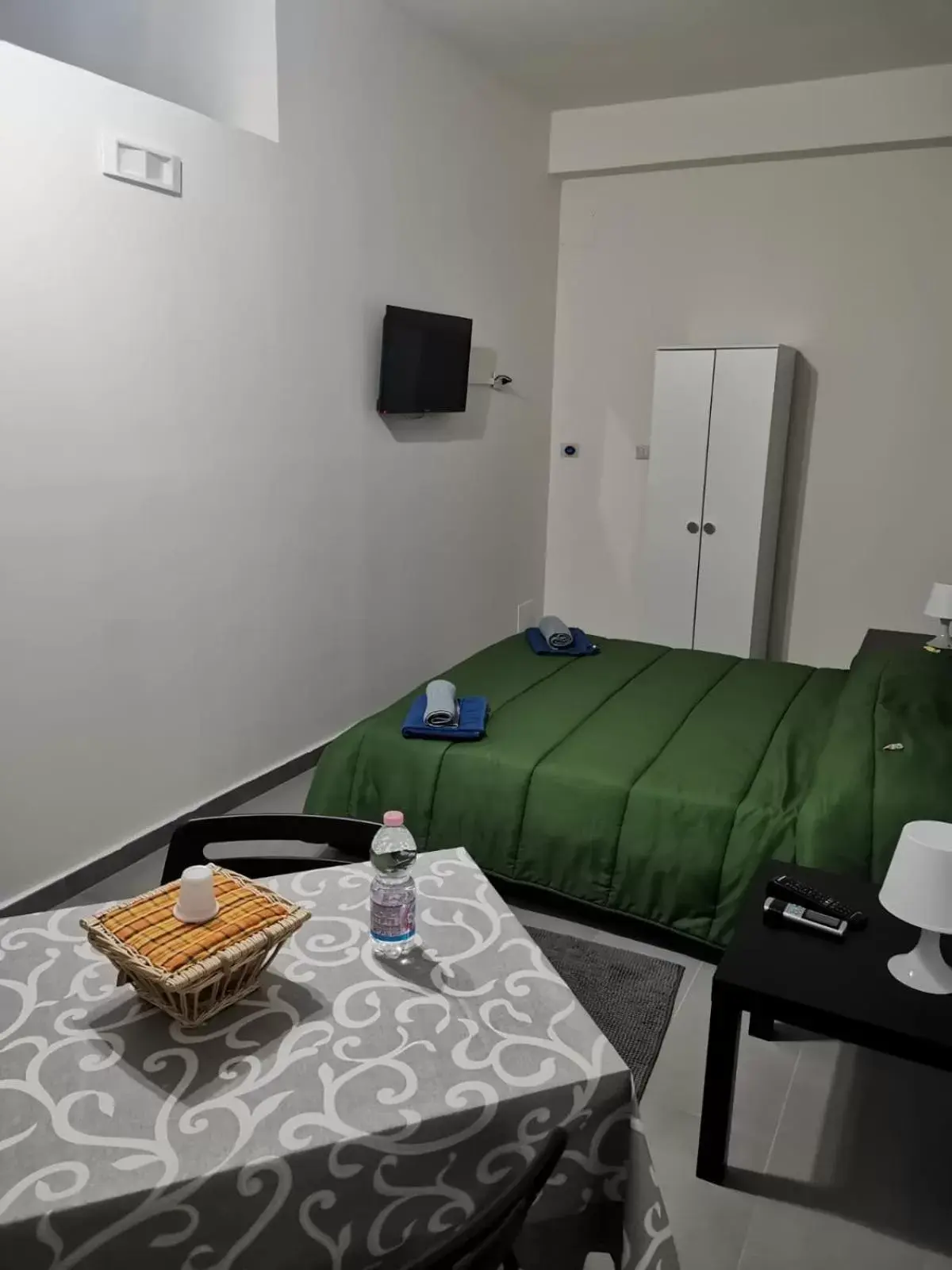 Double Room with Private Bathroom in BED&FLY NEAR AIRPORT FONTANAROSSA Navetta gratis h24 reception h24 Double Room with Private Bathroom in BED&FLY NEAR AIRPORT FONTANAROSSA Navetta gratis h24 reception h24