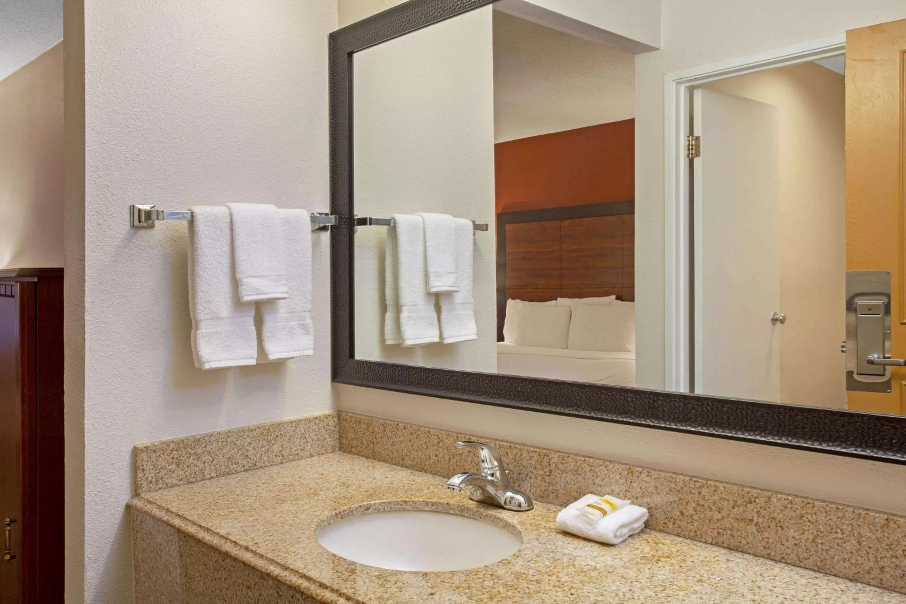 Bathroom in La Quinta Inn by Wyndham Auburn Worcester