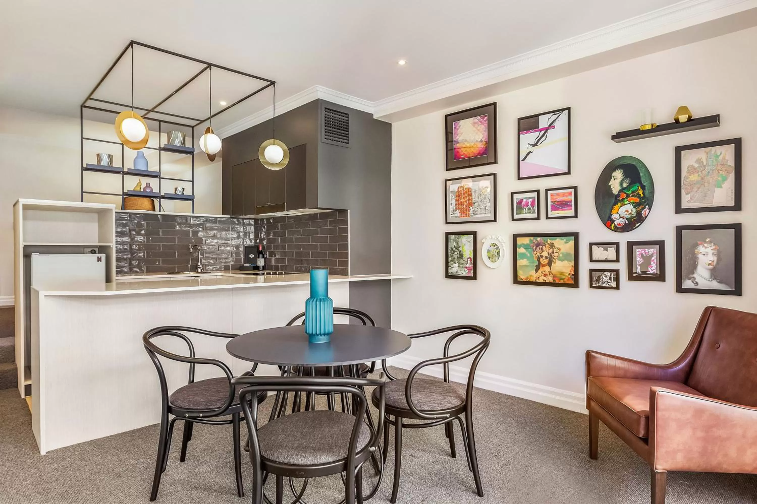 Dining area in Mantra 2 Bond Street