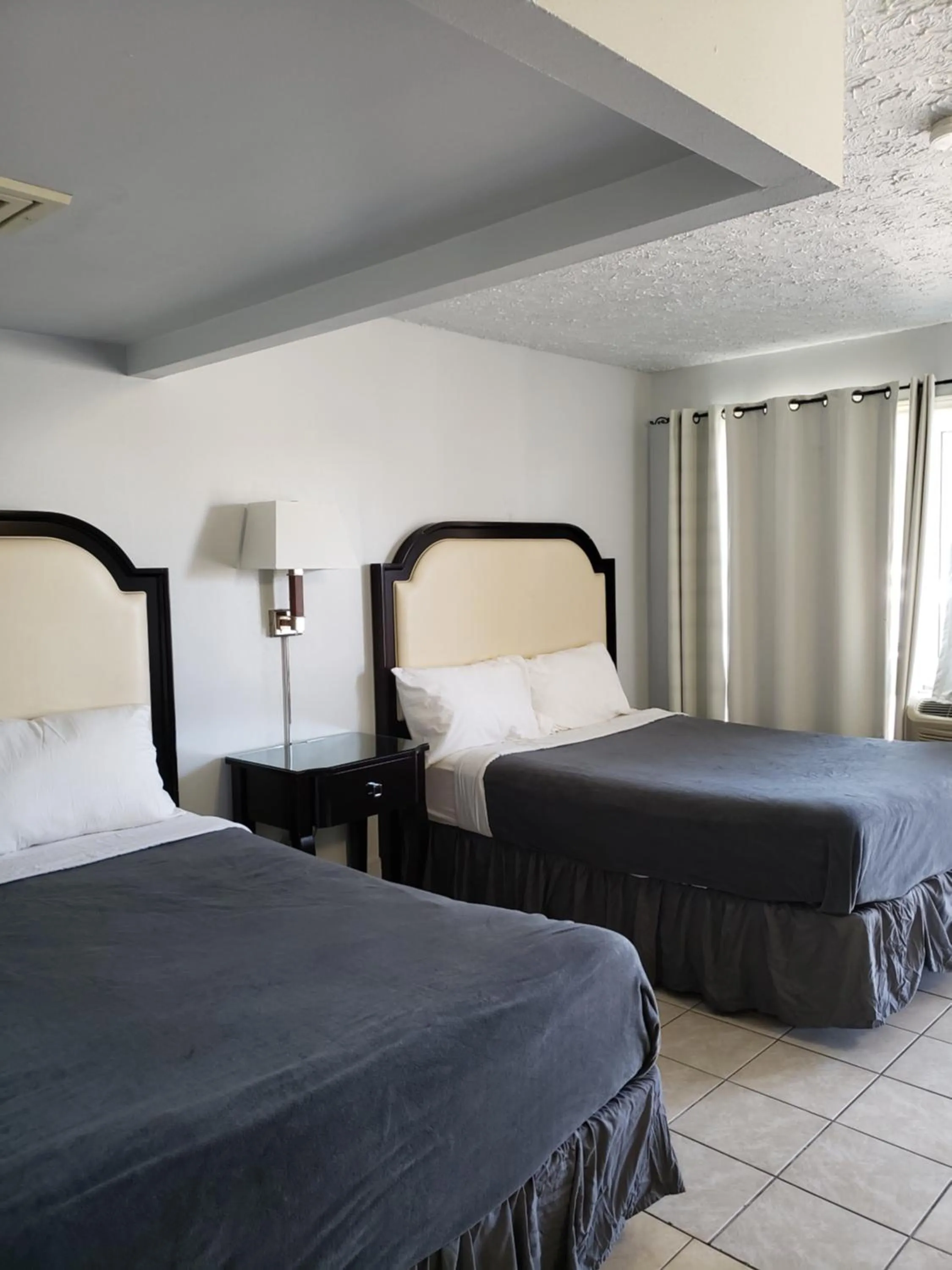 Bed in Niagara Falls Courtside Inn