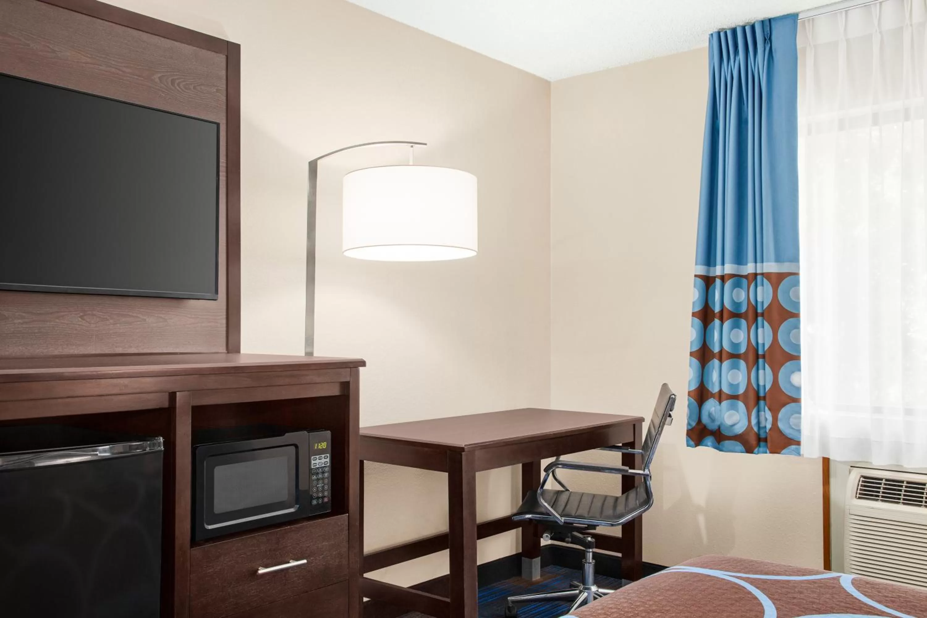 TV and multimedia in Super 8 by Wyndham Lenexa Overland Park Area/Mall Area