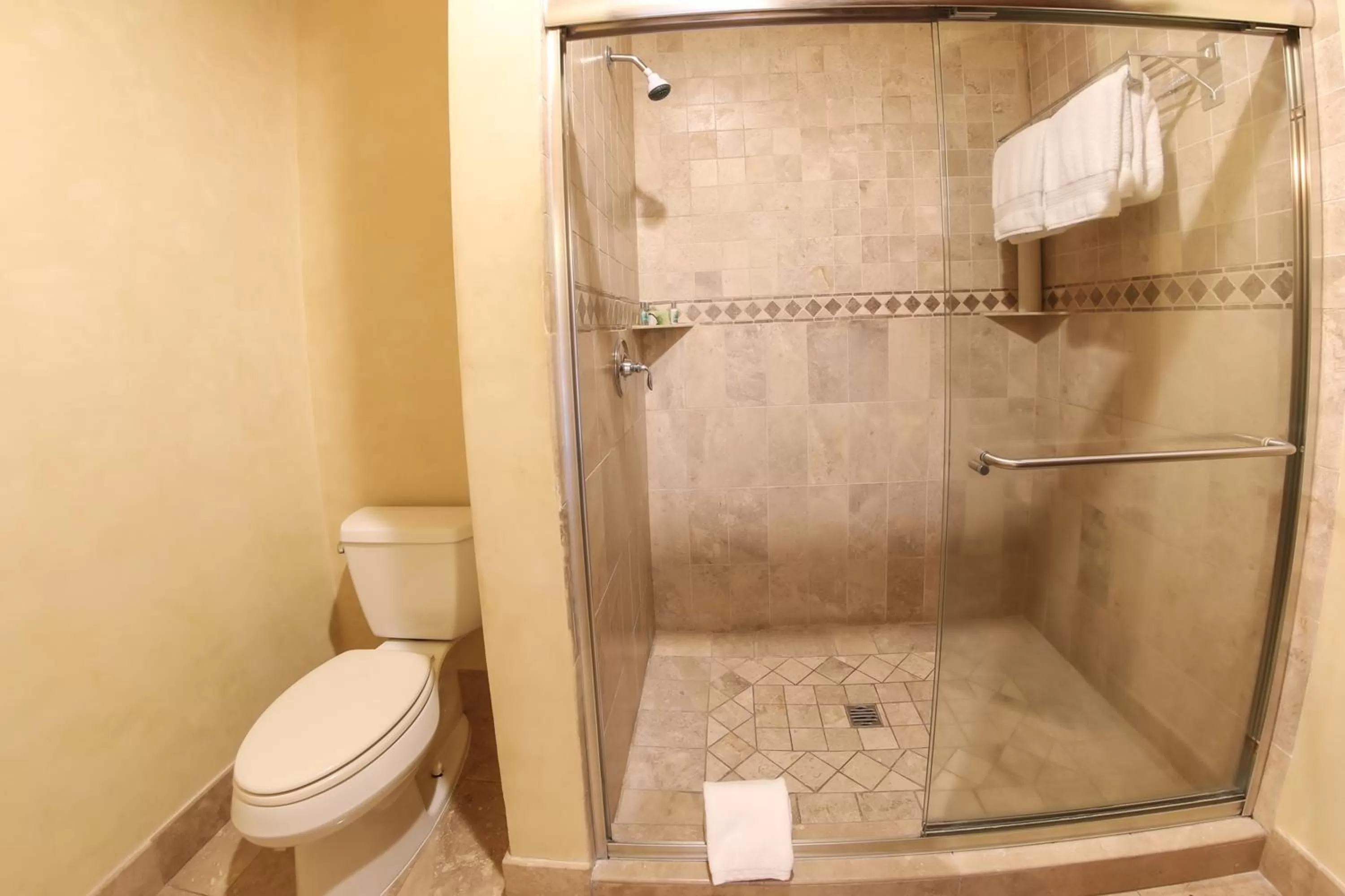 Photo of the whole room in La Mision Loreto