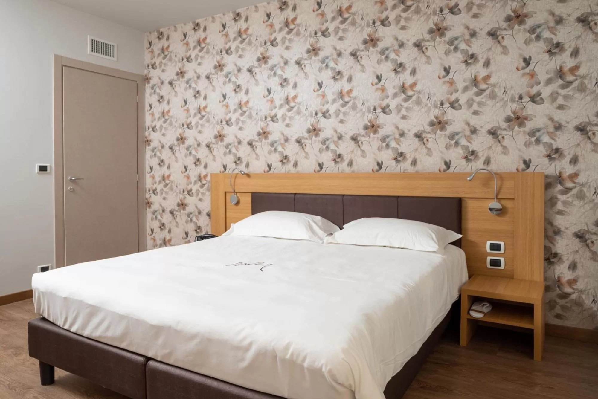 Bedroom, Bed in Le Torri - Castiglione Falletto