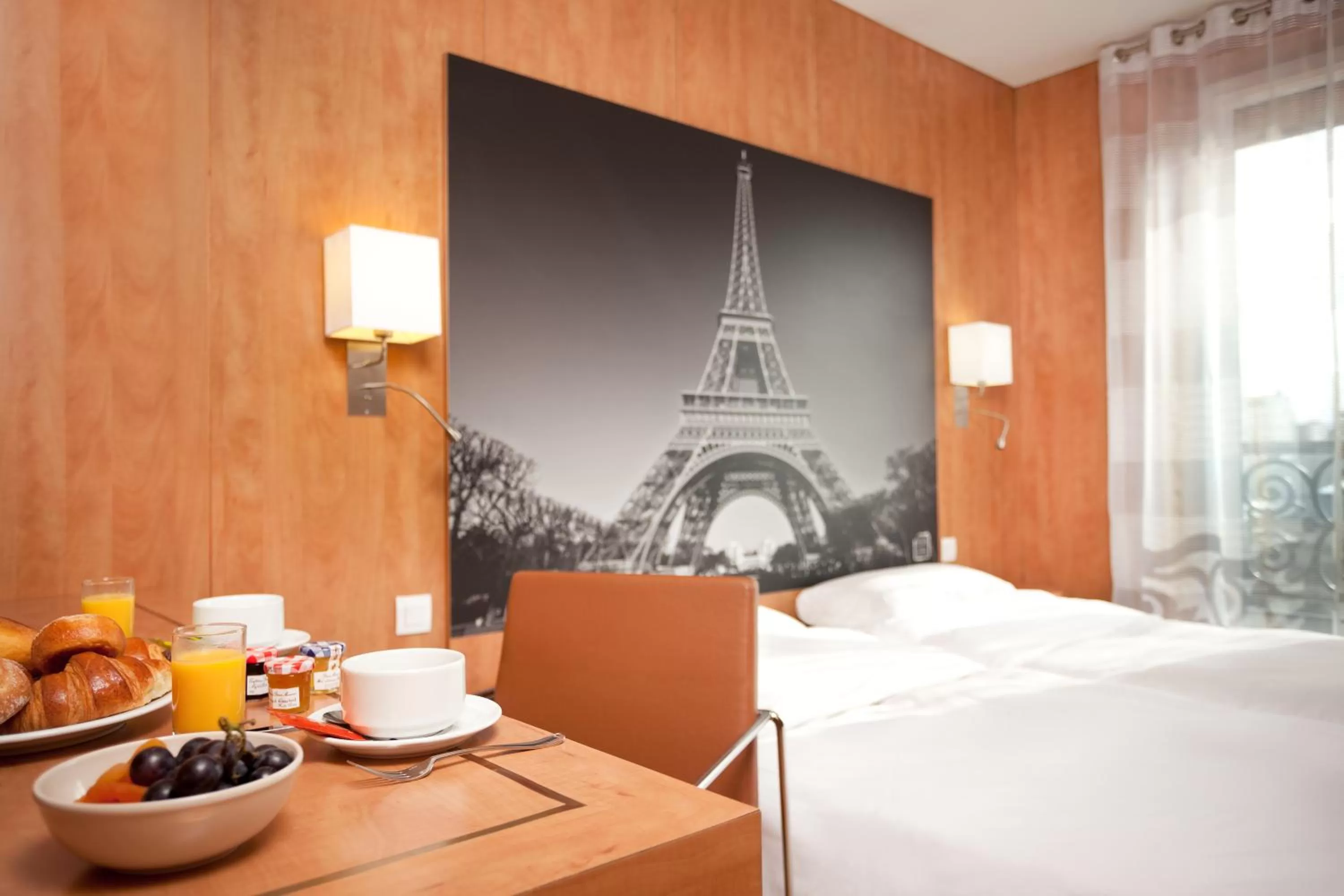 Breakfast, Bed in Best Western Ronceray Opéra