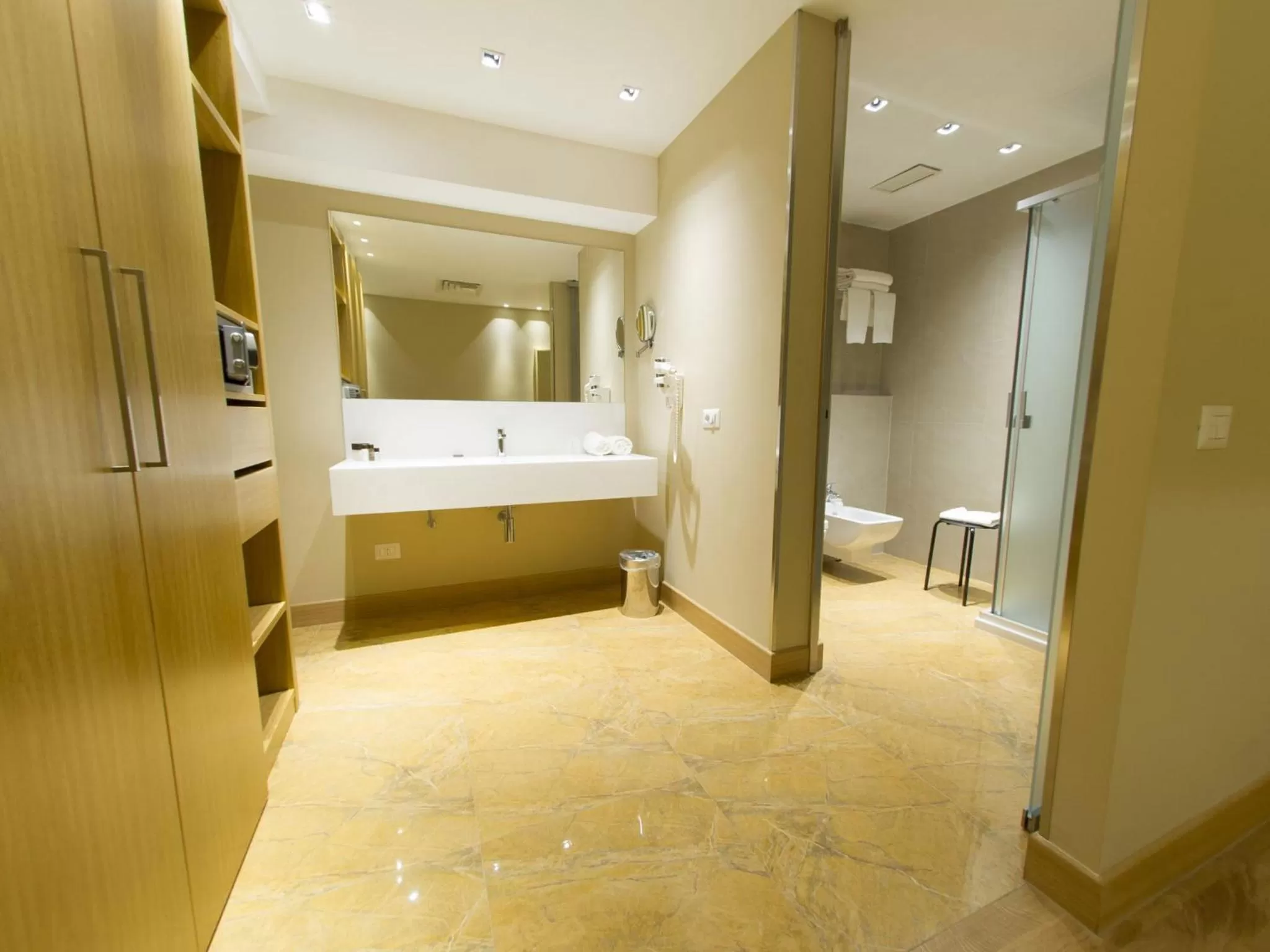 Bathroom, Bed in Catania International Airport Hotel
