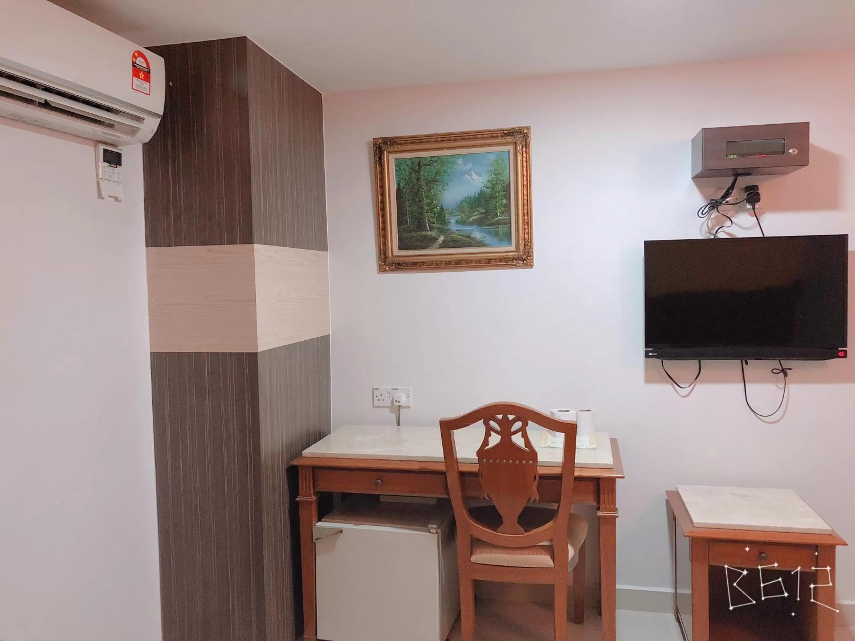 Bedroom, TV/Entertainment Center in G Star Hotel