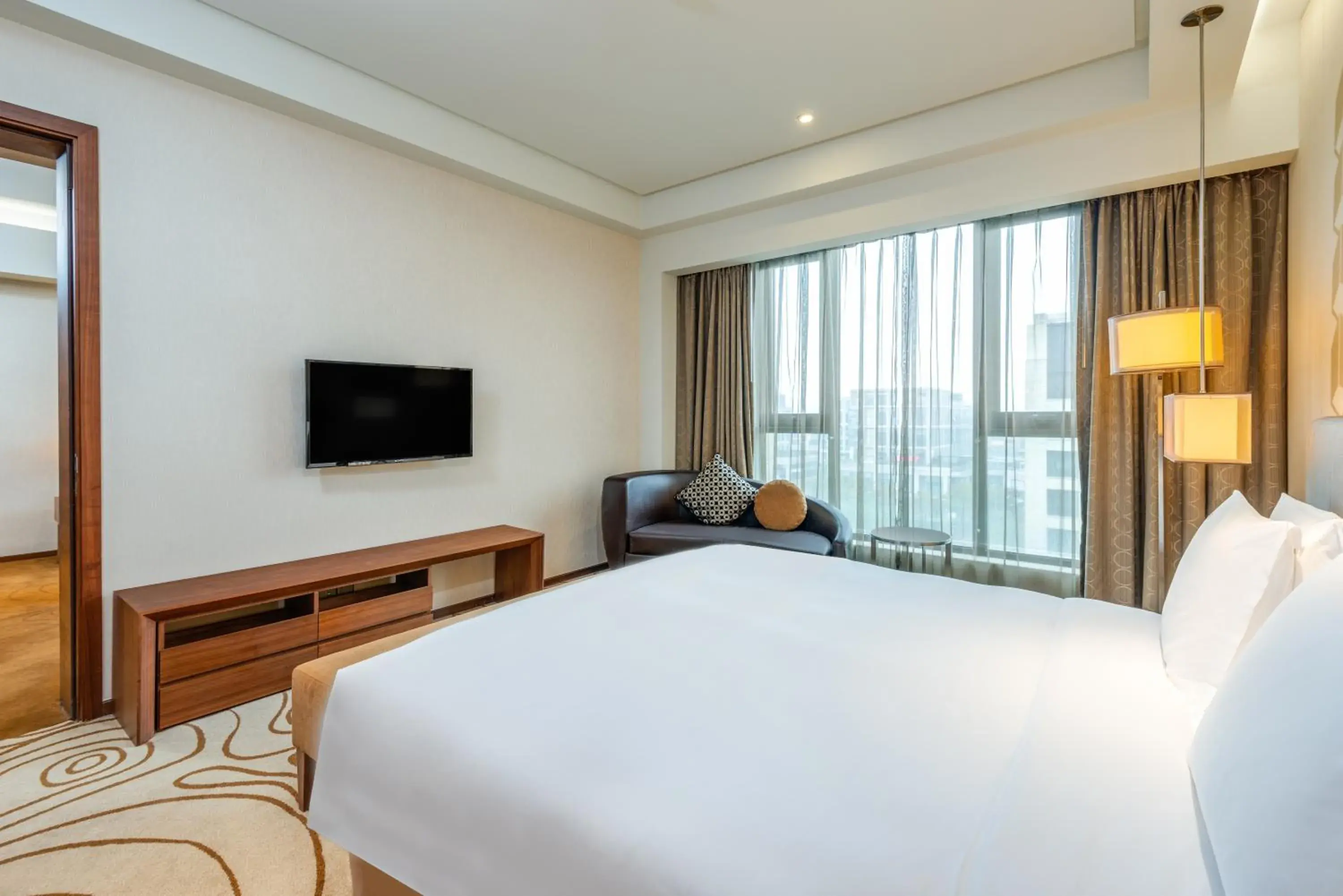 Holiday Inn Shanghai Hongqiao by IHG - near by Hongqiao Airport & NECC Holiday Inn Shanghai Hongqiao by IHG - near by Hongqiao Airport & NECC