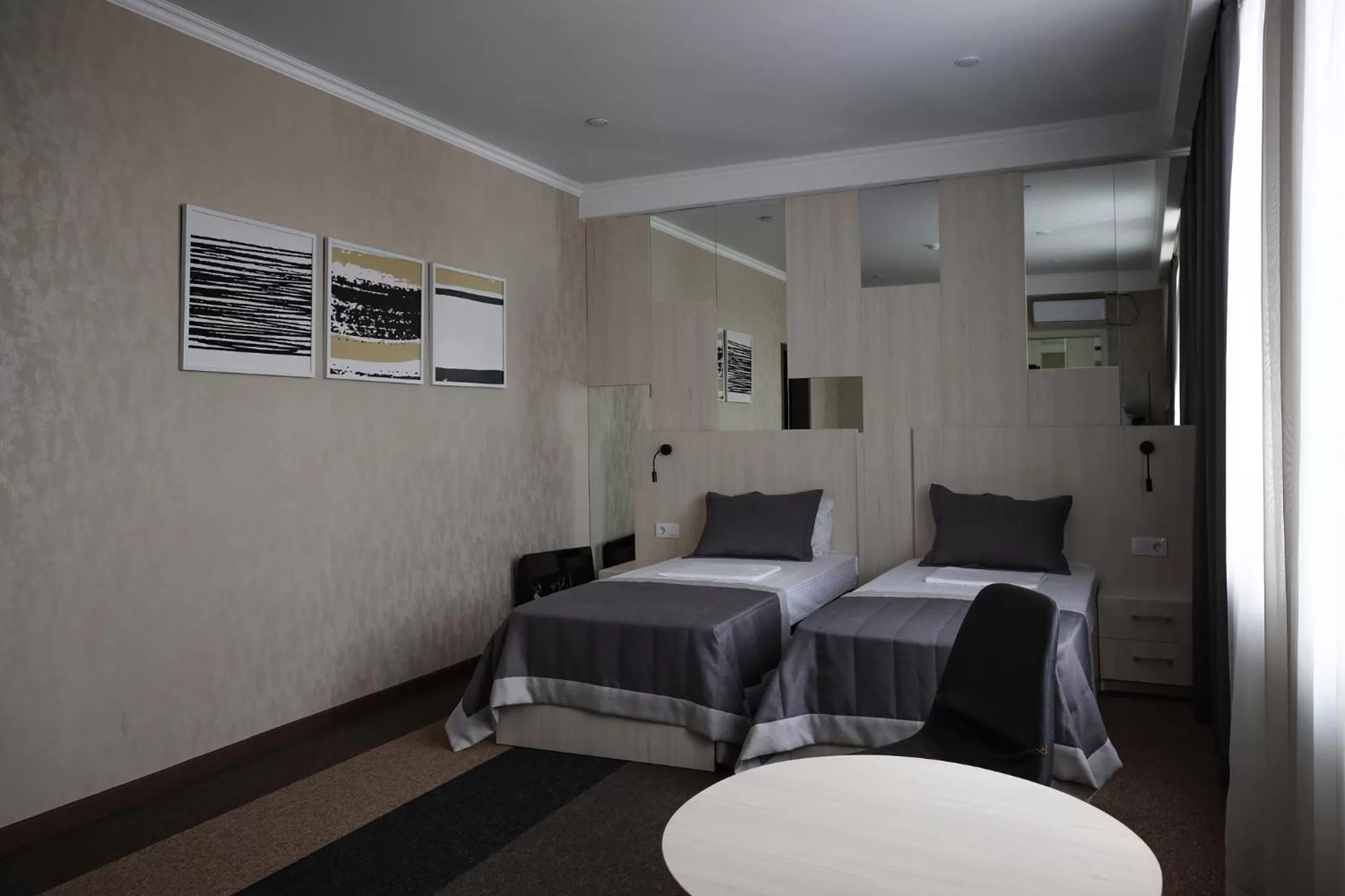 Photo of the whole room in Meridian