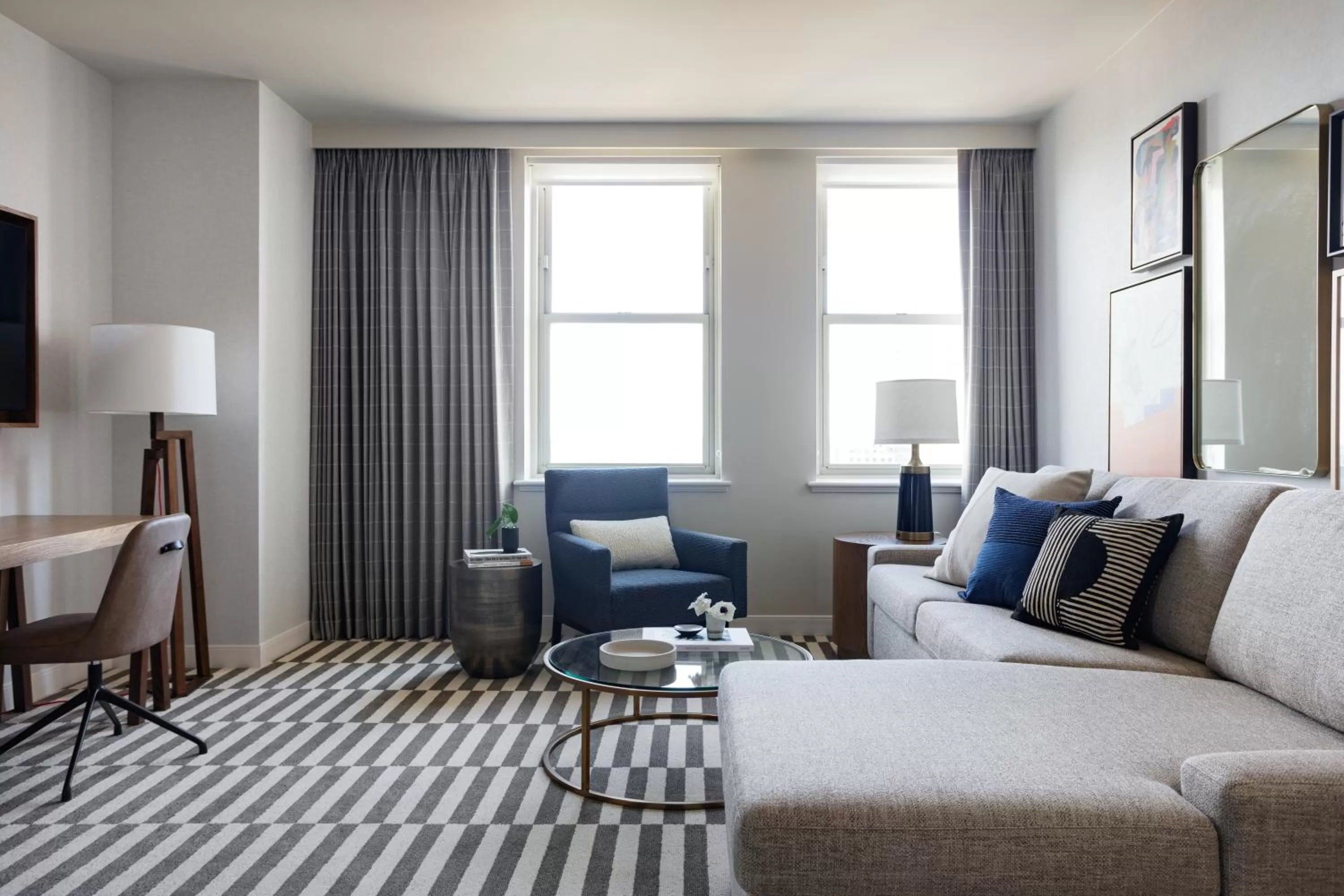 Living room, Bed in Kimpton - Harper Hotel by IHG