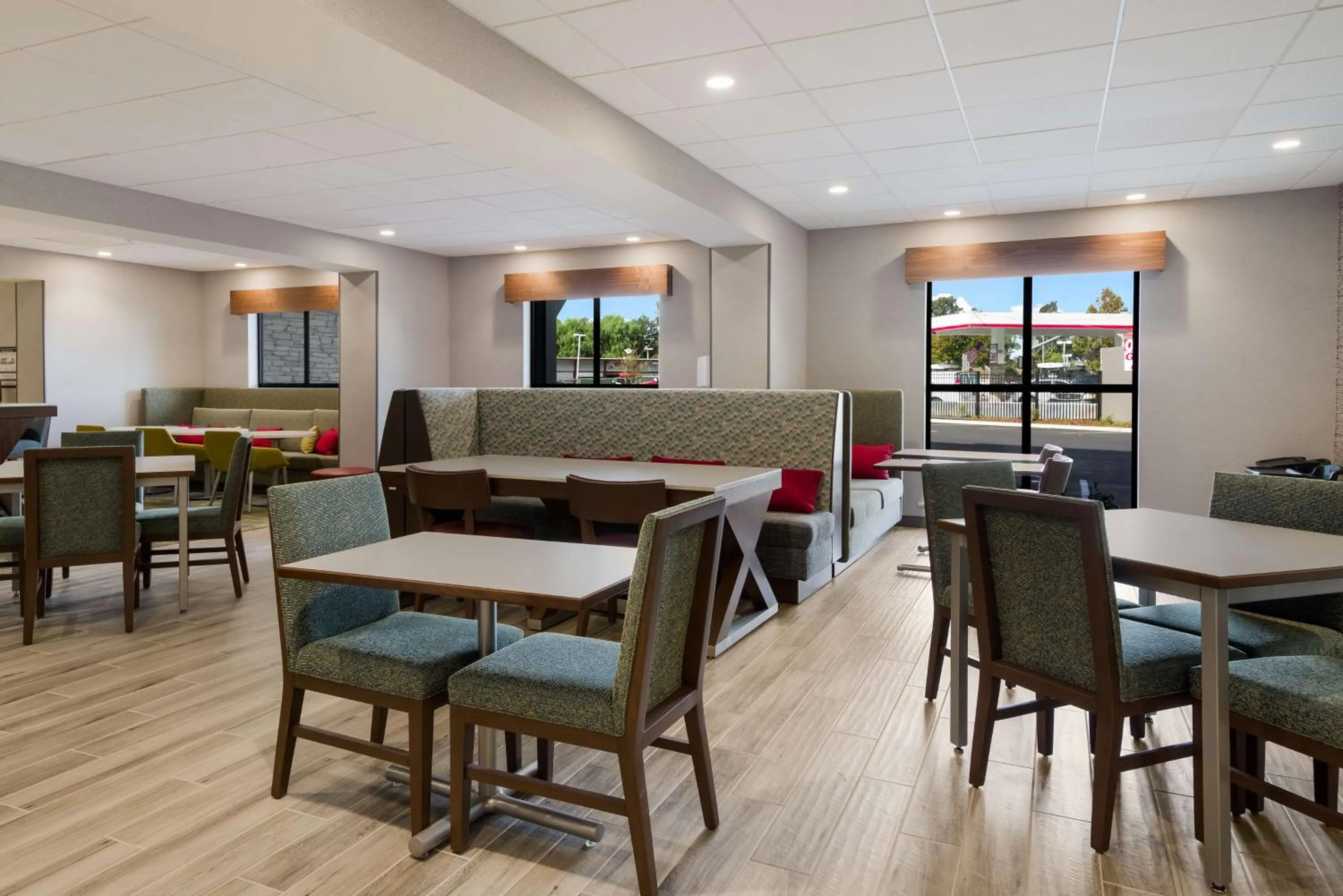 Seating area in Hampton Inn Concord