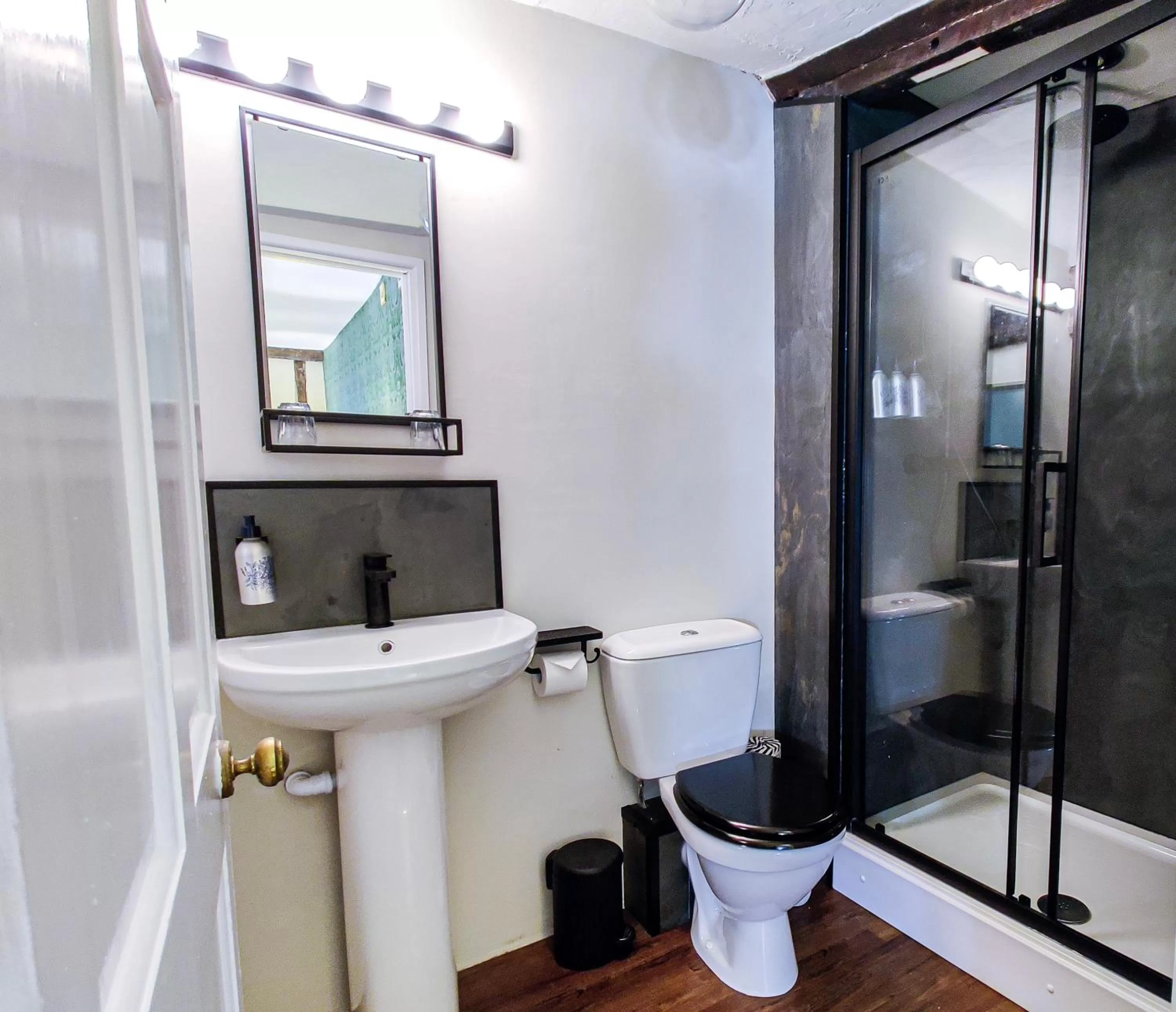 Bathroom in Plas Dolguog