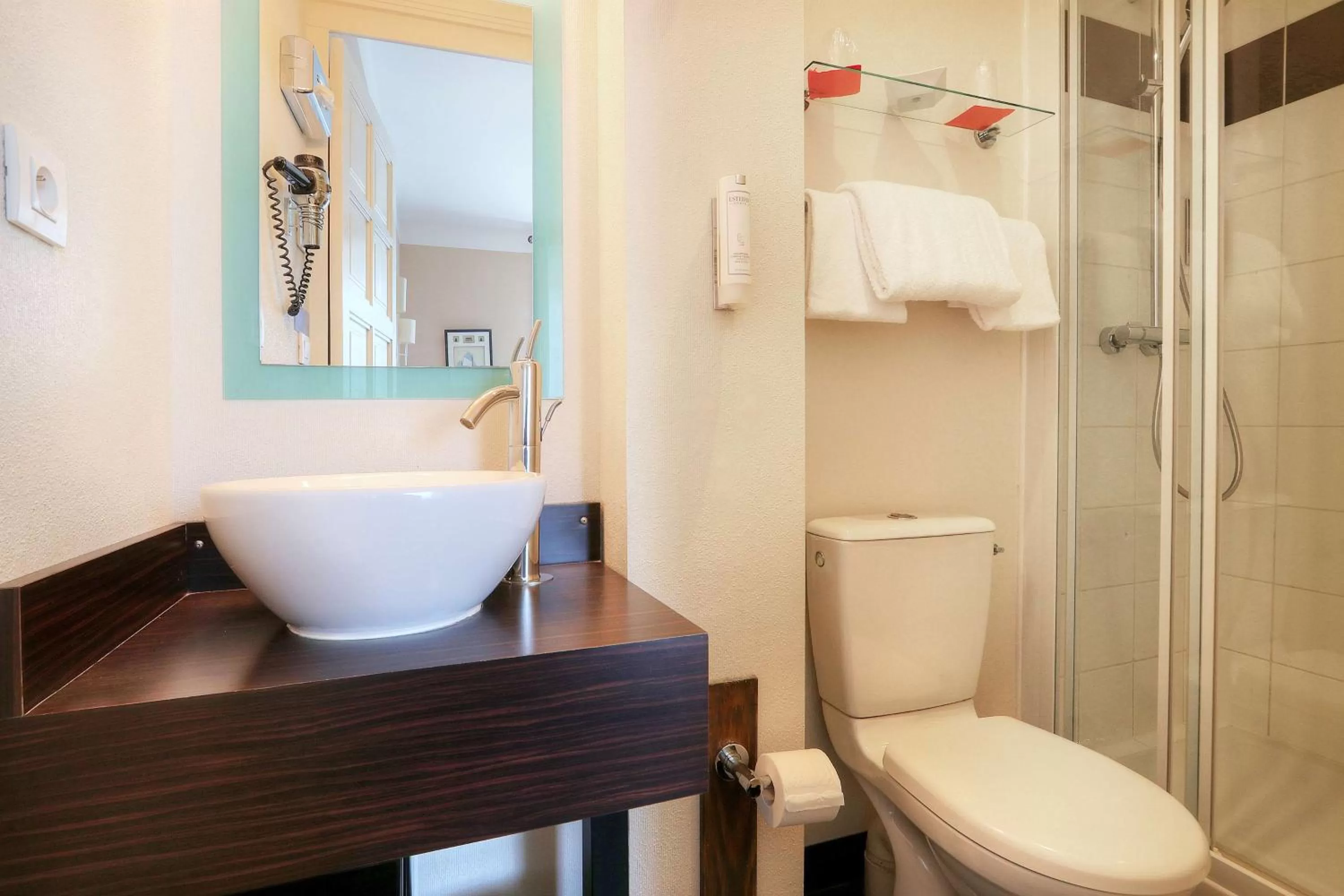 Bathroom in Best Western Hôtel Brittany La Baule Centre & Plages