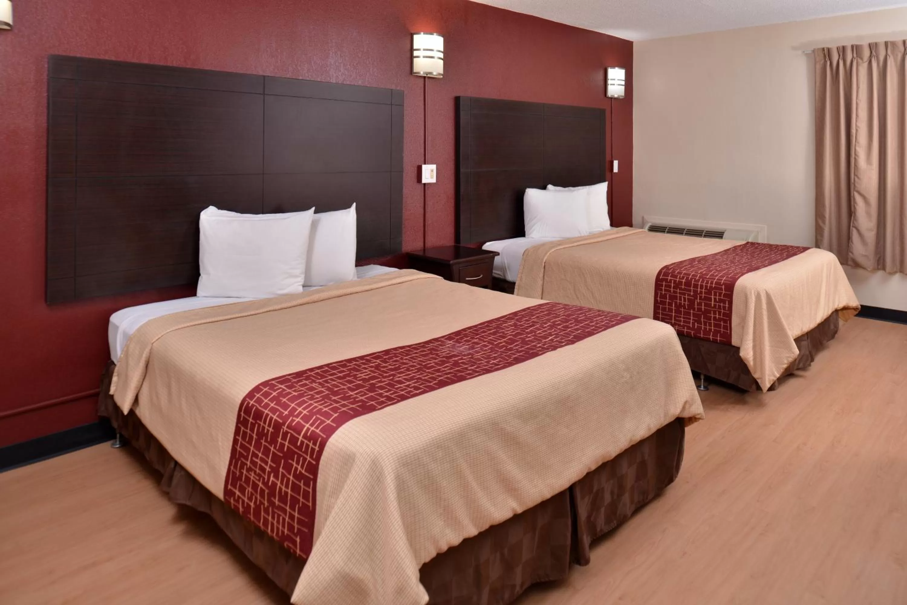 Photo of the whole room, Bed in Red Roof Inn Van Horn