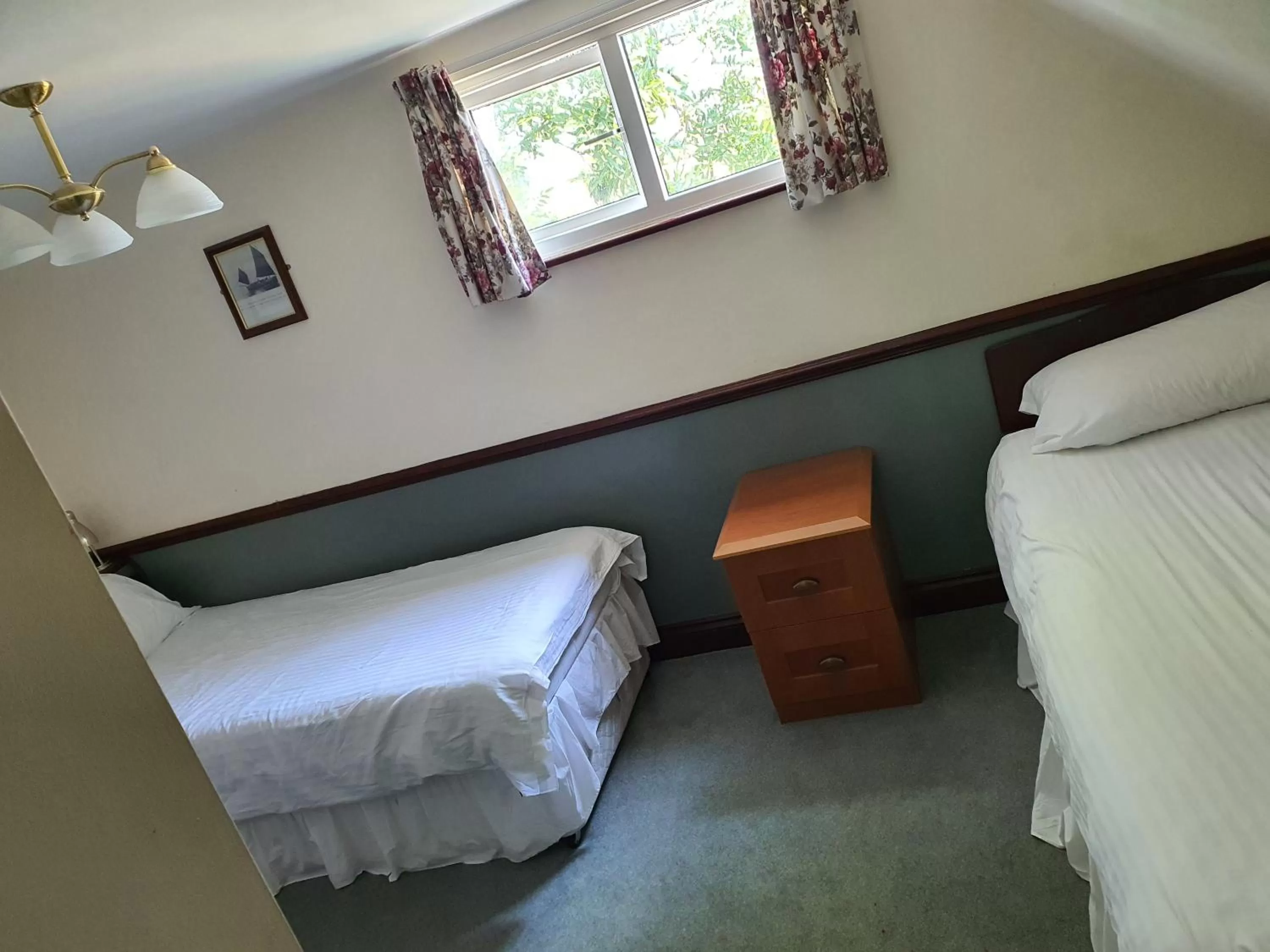 Bedroom, Bed in The Lugger Inn