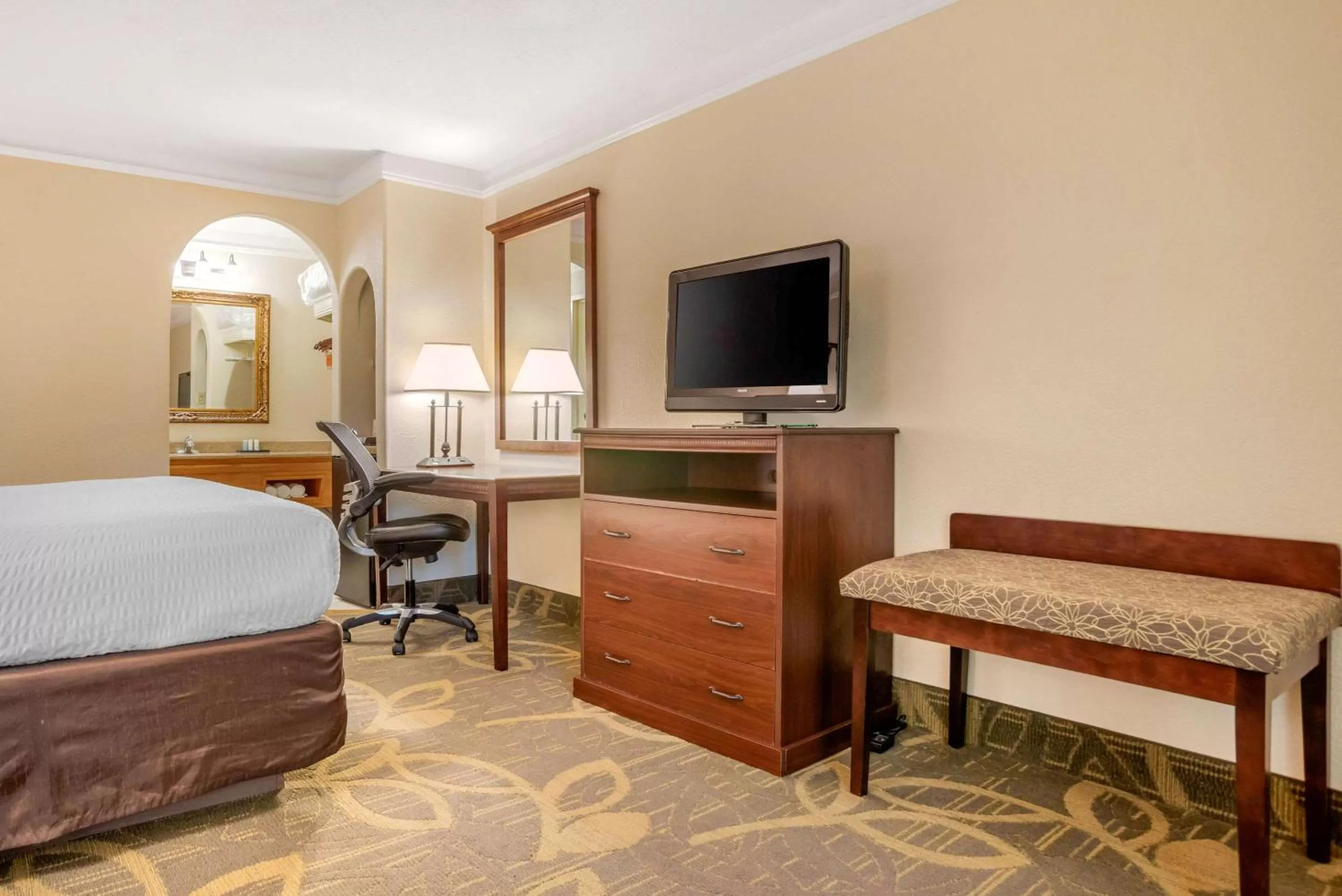 Photo of the whole room, Bed in Clarion Inn Conference Center