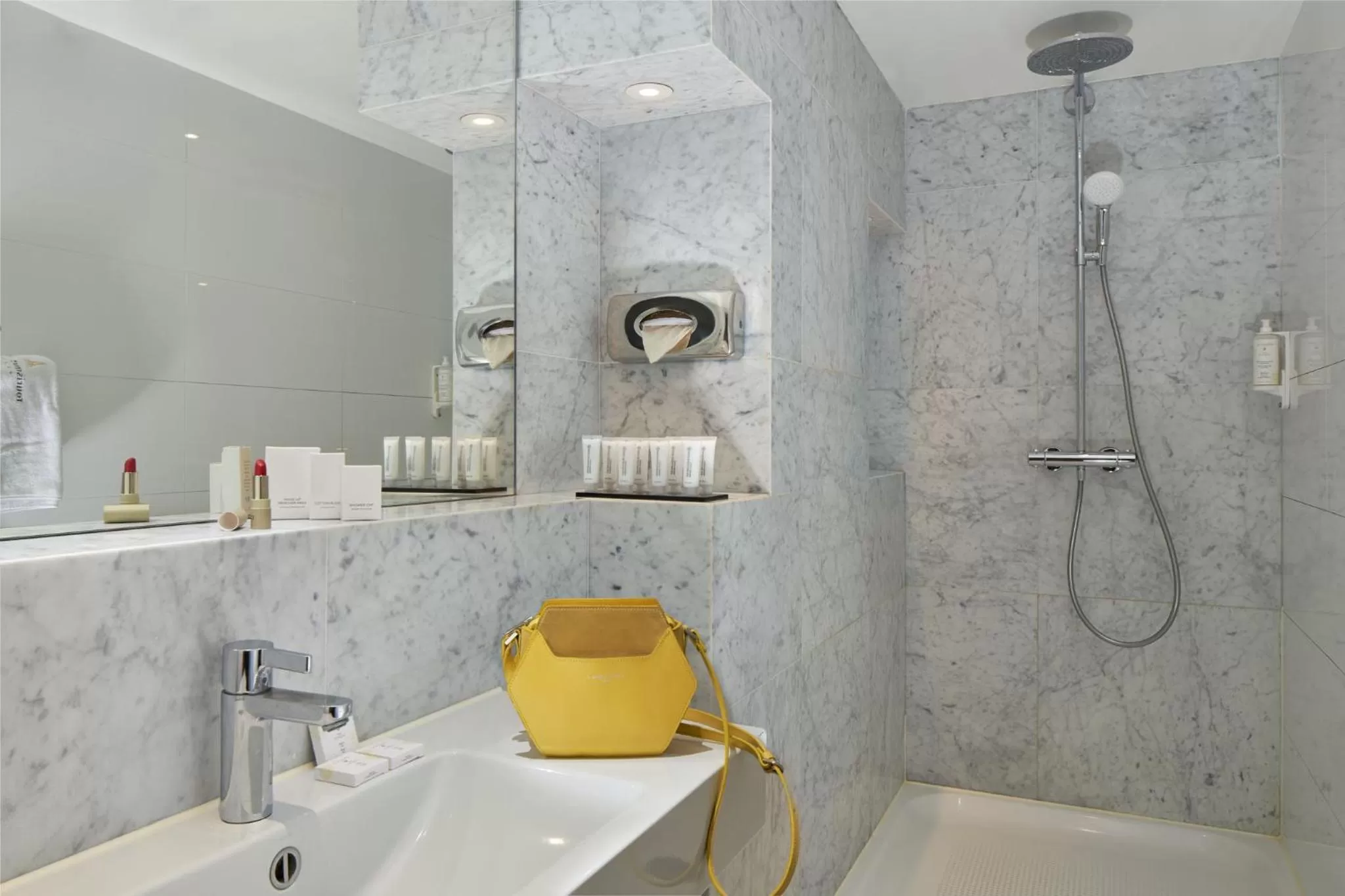 Shower in Hôtel Tourisme Avenue