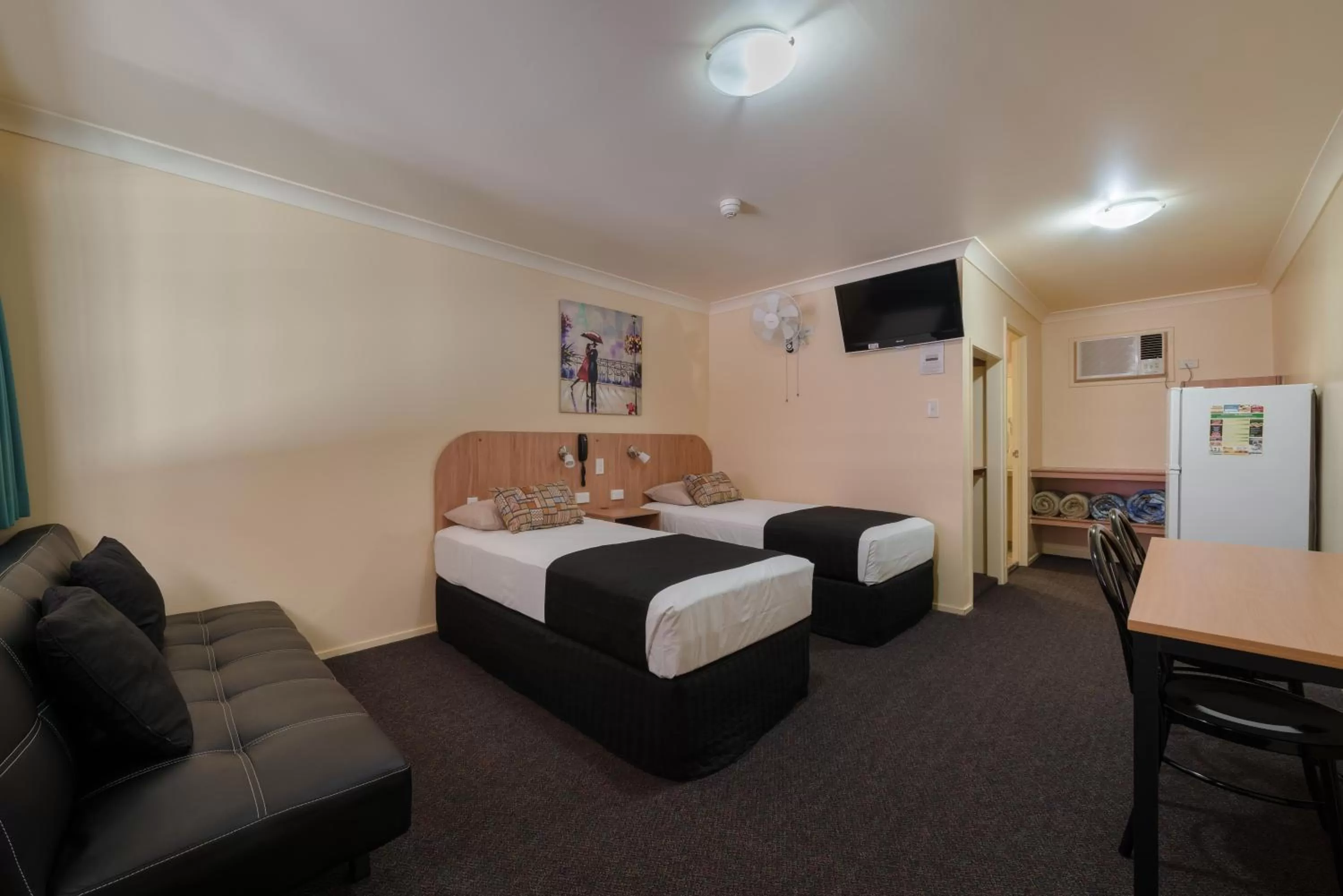 Photo of the whole room, Bed in Winter Sun Motel