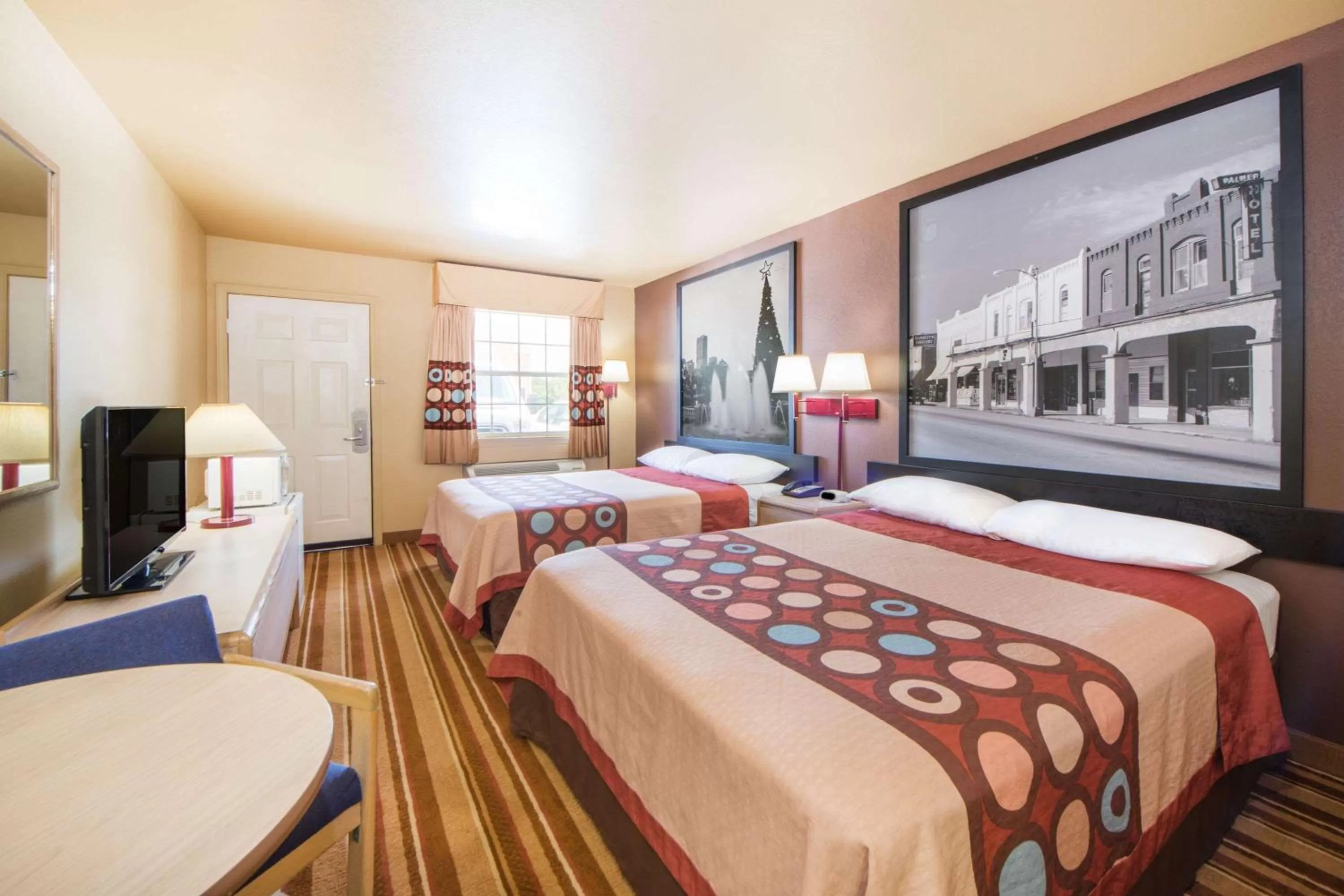 Photo of the whole room, Bed in Super 8 by Wyndham Big Cabin/Vinita Area