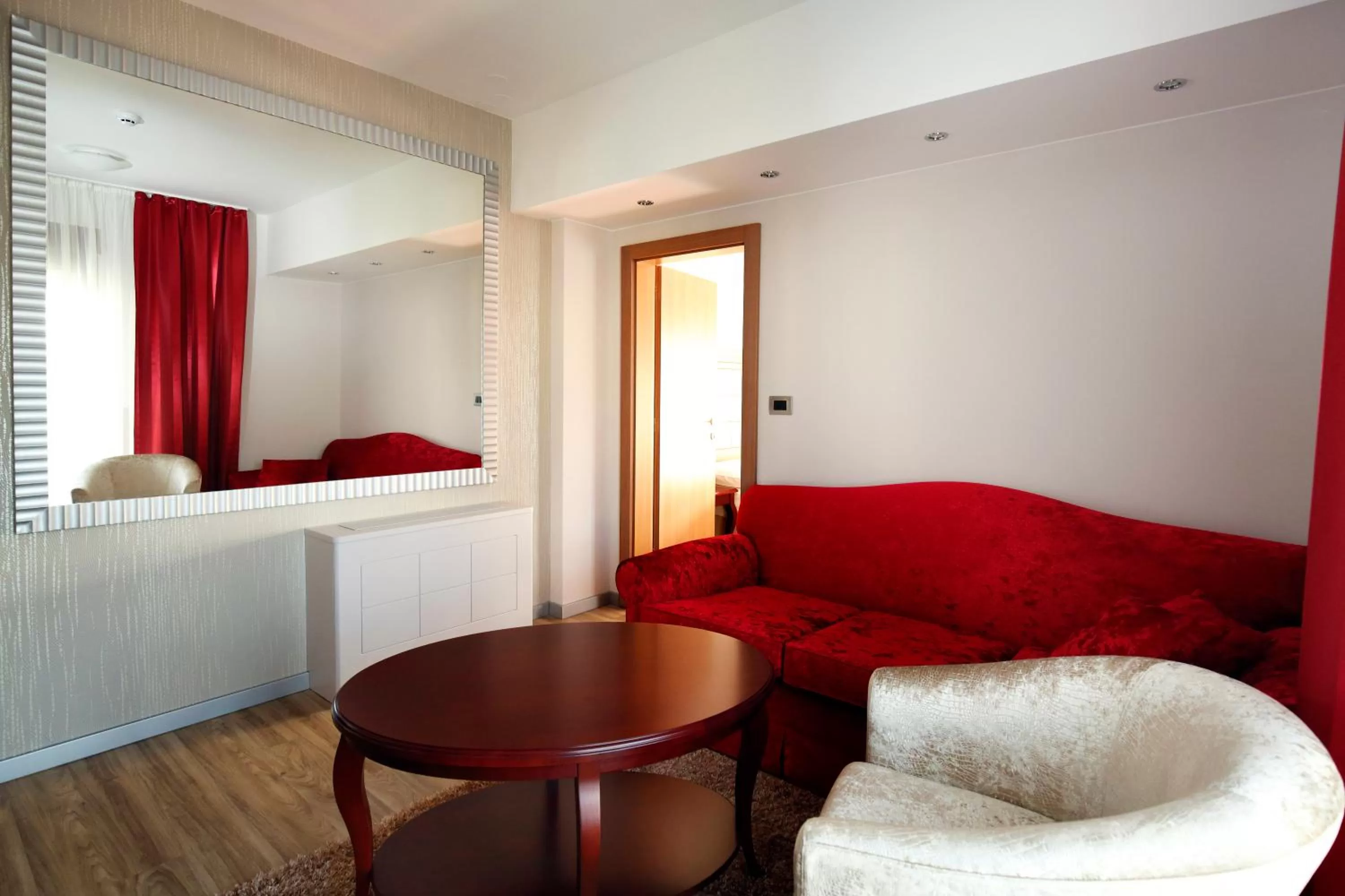 Living room, Bed in Hotel Raca