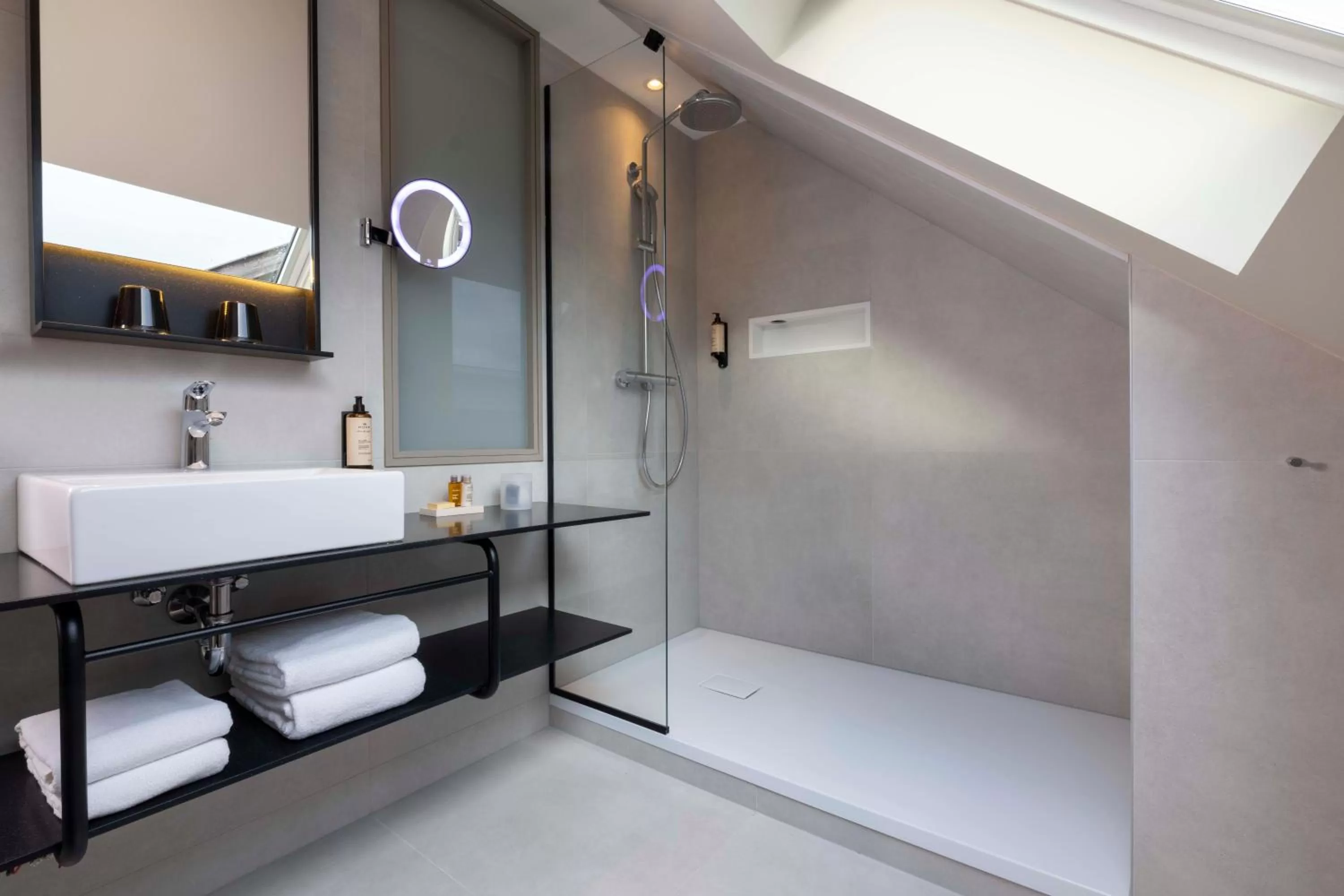 Bathroom, Bed in Hotel La Diligence