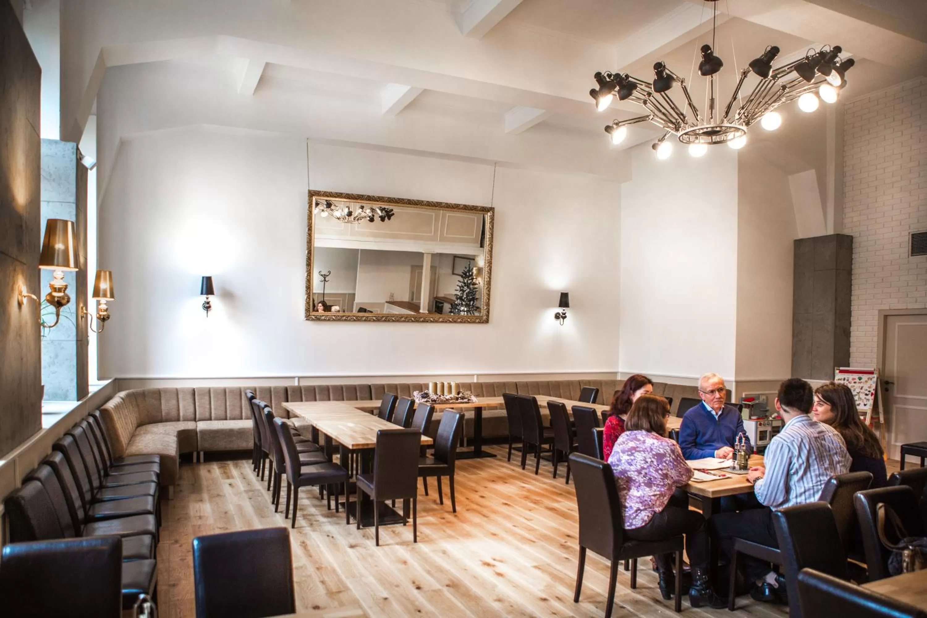 Restaurant/places to eat in Hotel Grand