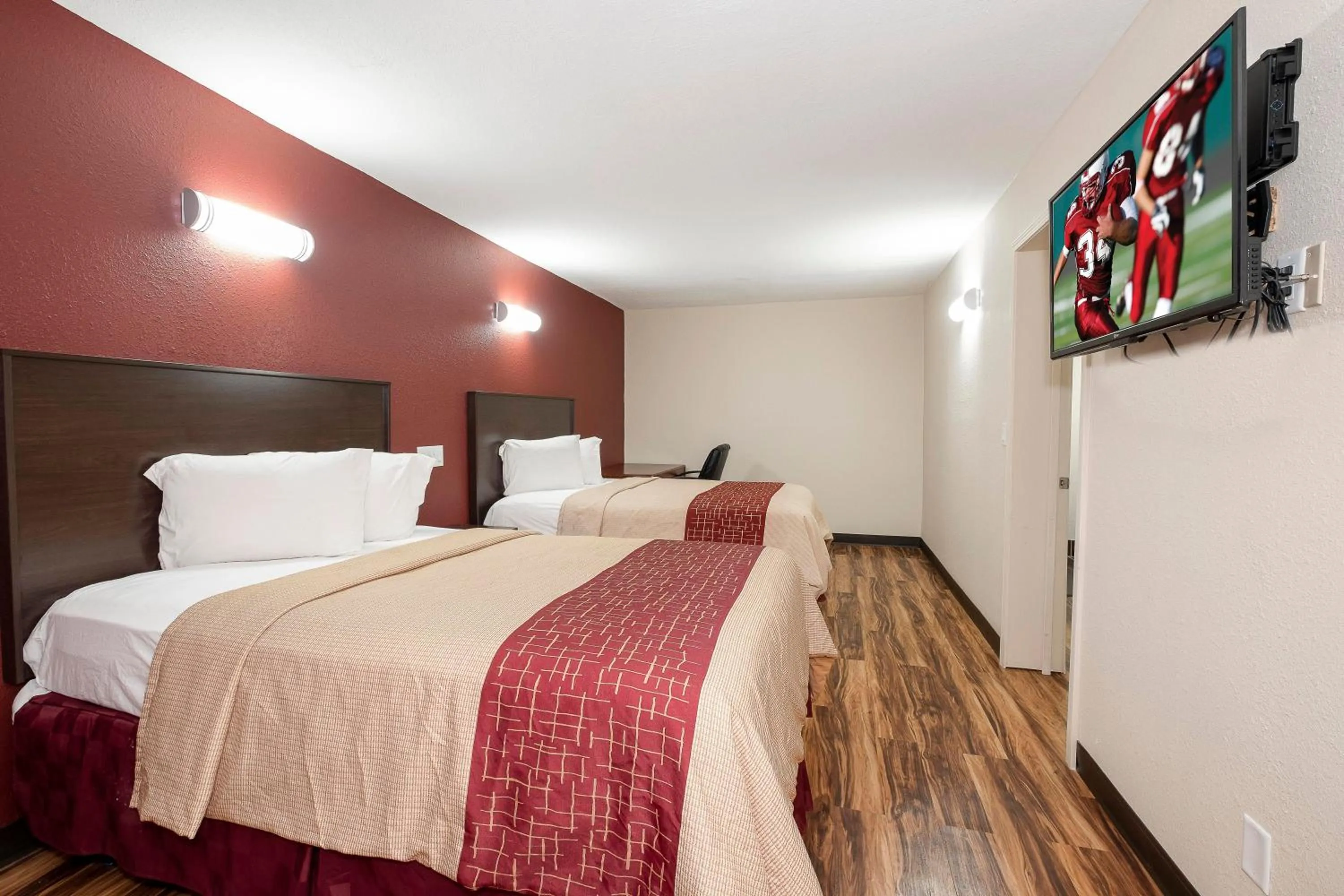 Photo of the whole room, Bed in Red Roof Inn Starkville - University