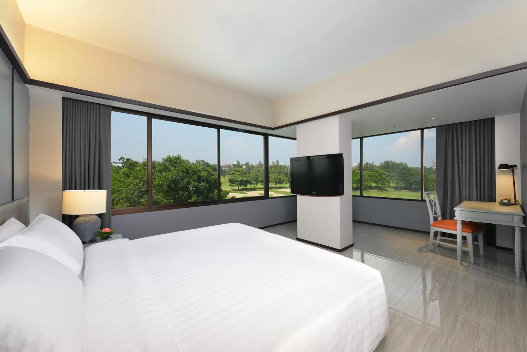 Bed in Tinidee Hotel Bangkok Golf Club