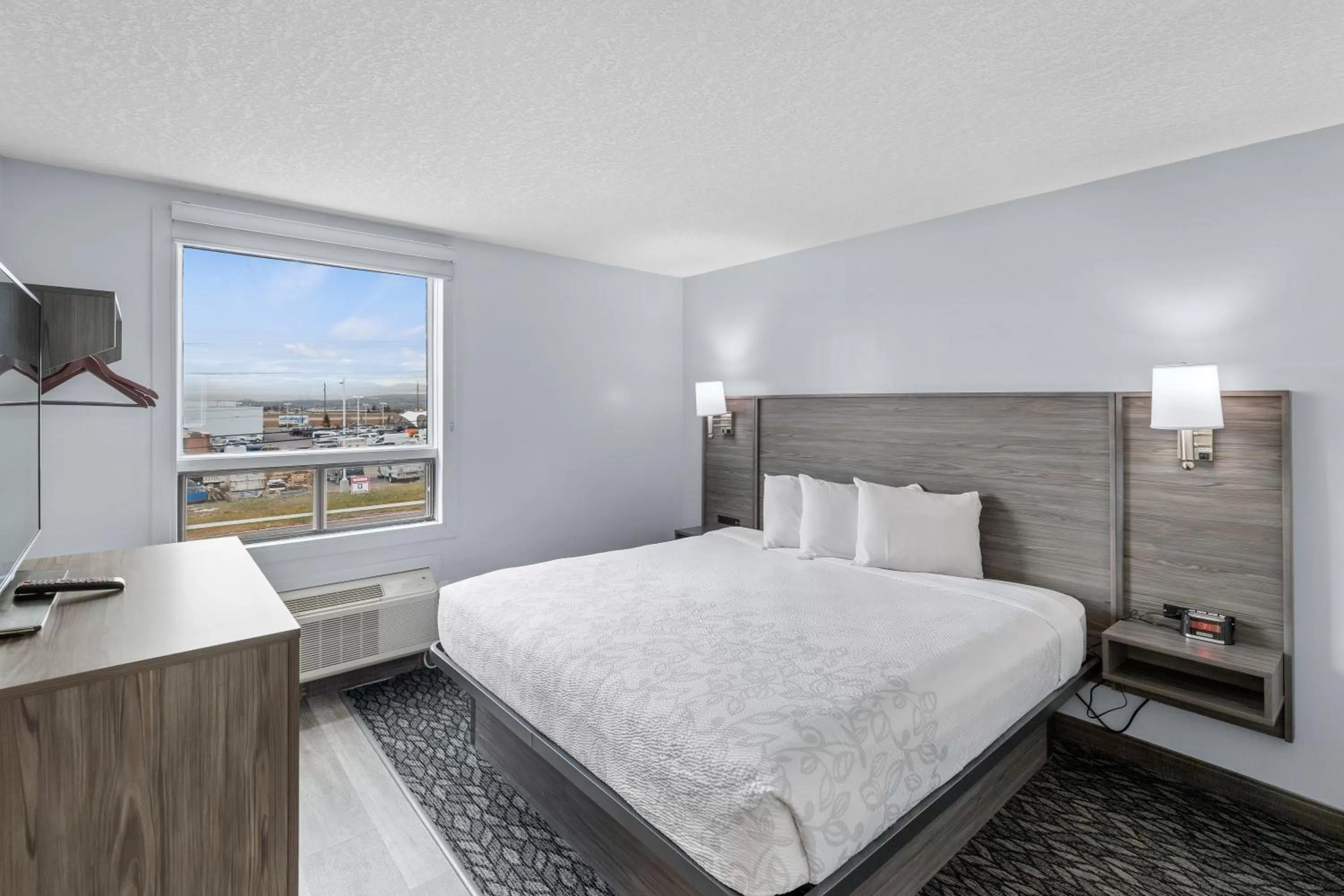 Deluxe King Suite in Emerald Hotel & Suites Calgary Airport