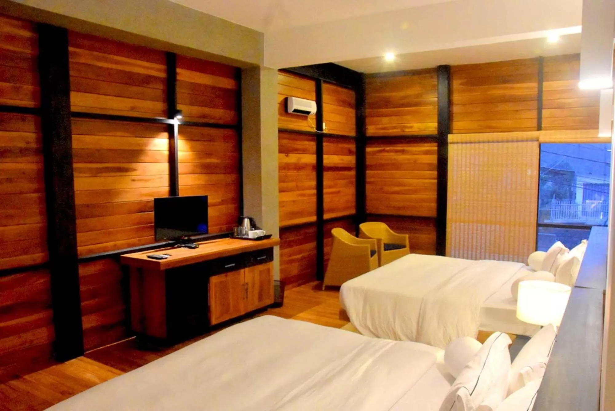 Bedroom, TV/Entertainment Center in Manuka Hillwood Hotel