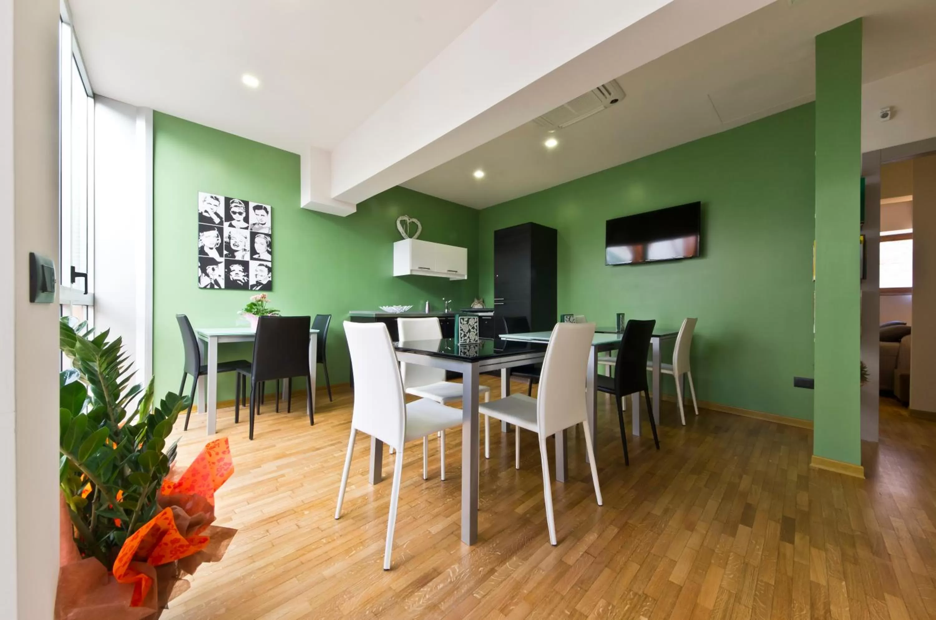 Communal lounge/ TV room, Restaurant/Places to Eat in Siena Gallery - Rooms Only