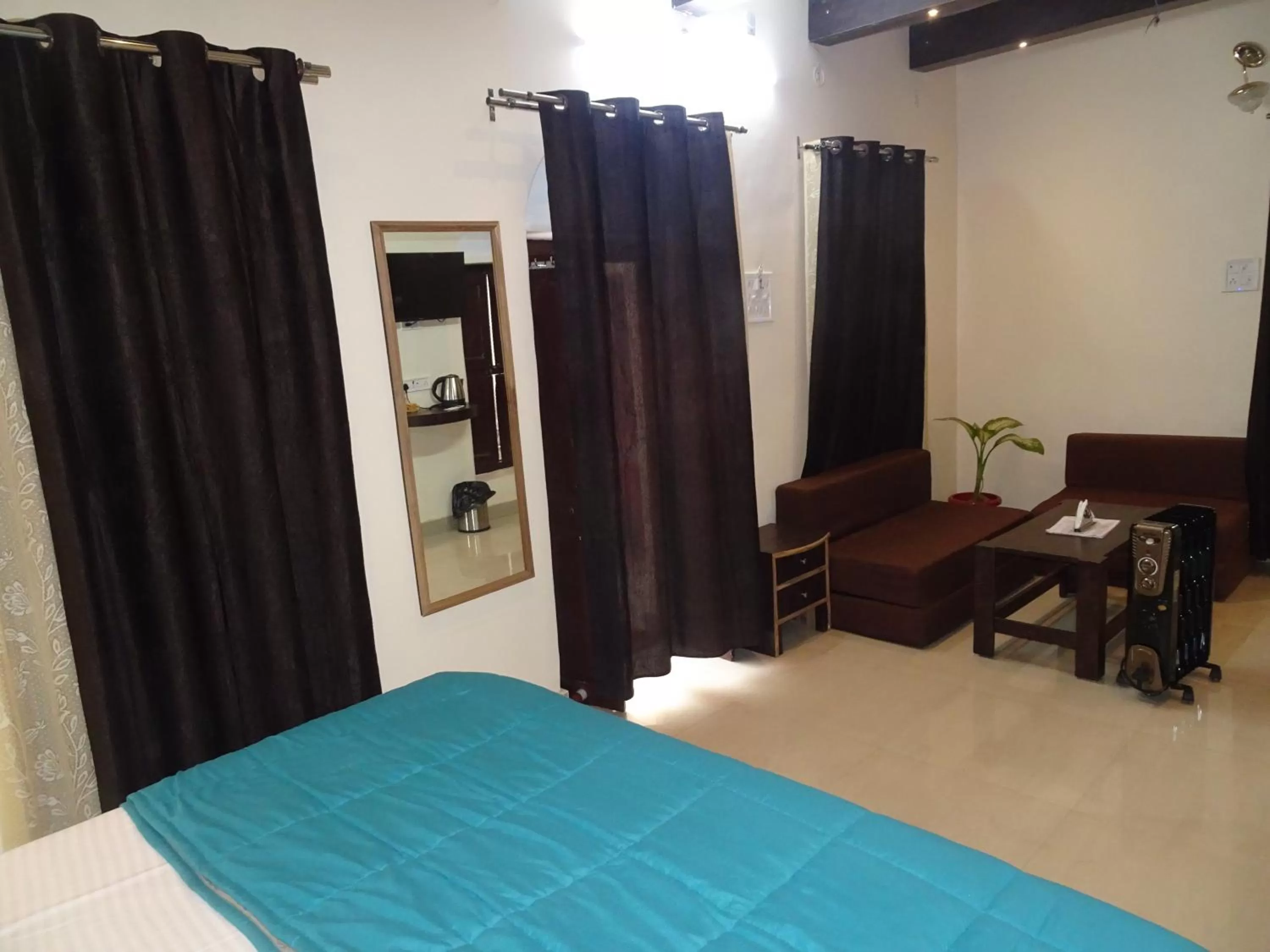 Photo of the whole room, Bed in Foreigners Inn