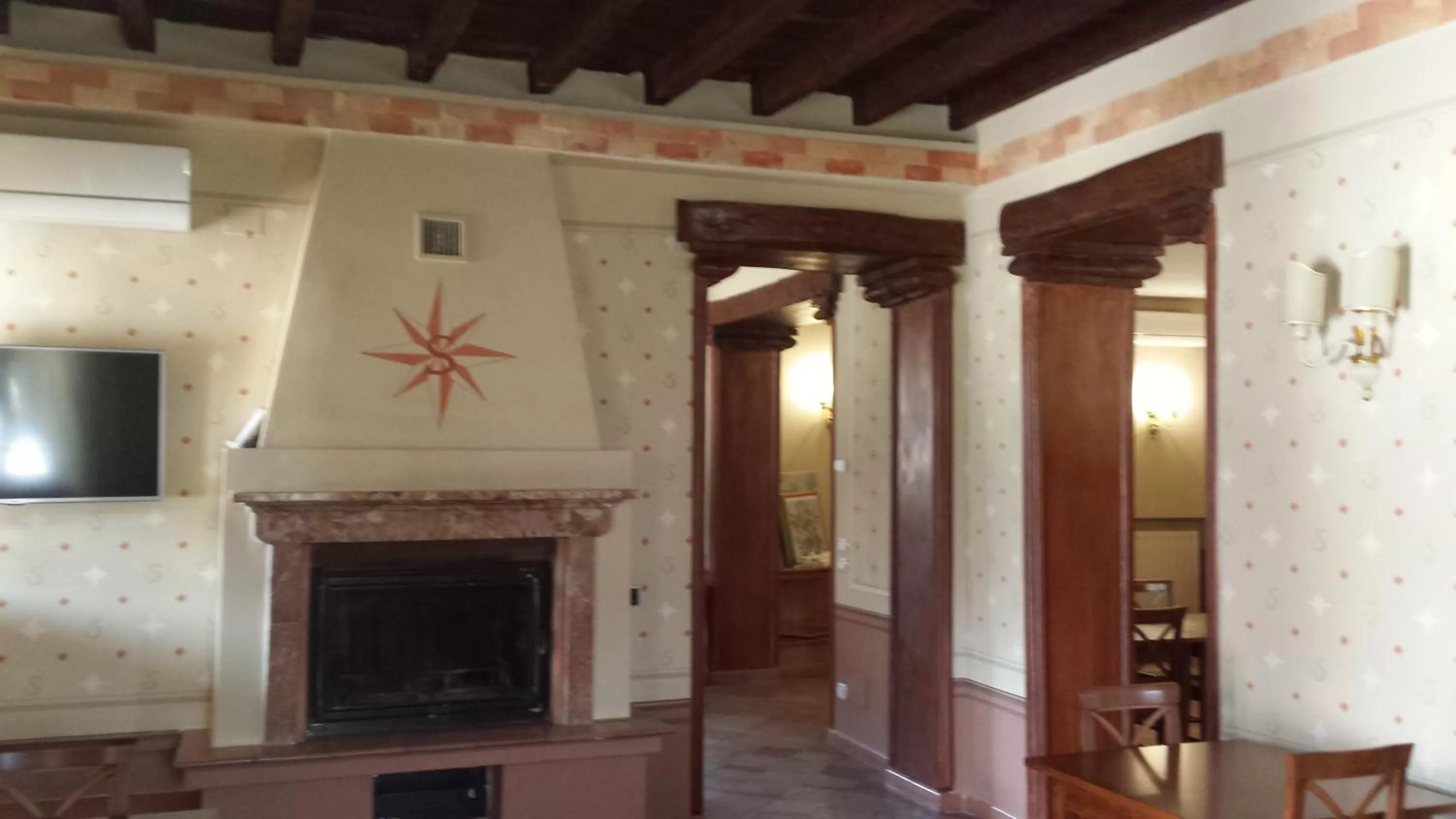 Communal lounge/ TV room in Hotel Sesmones