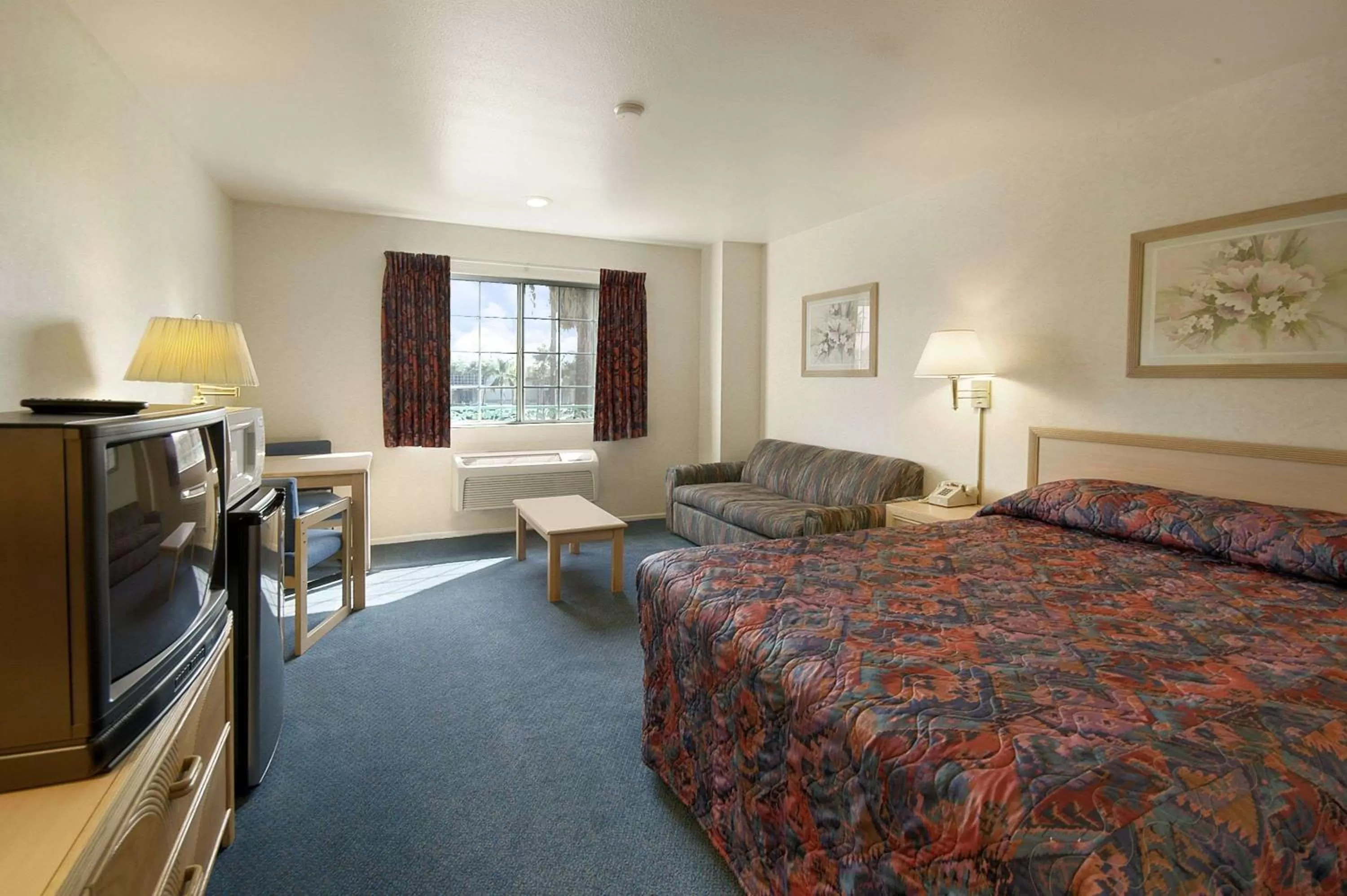 Photo of the whole room, Bed in Days Inn by Wyndham Riverside Tyler Mall