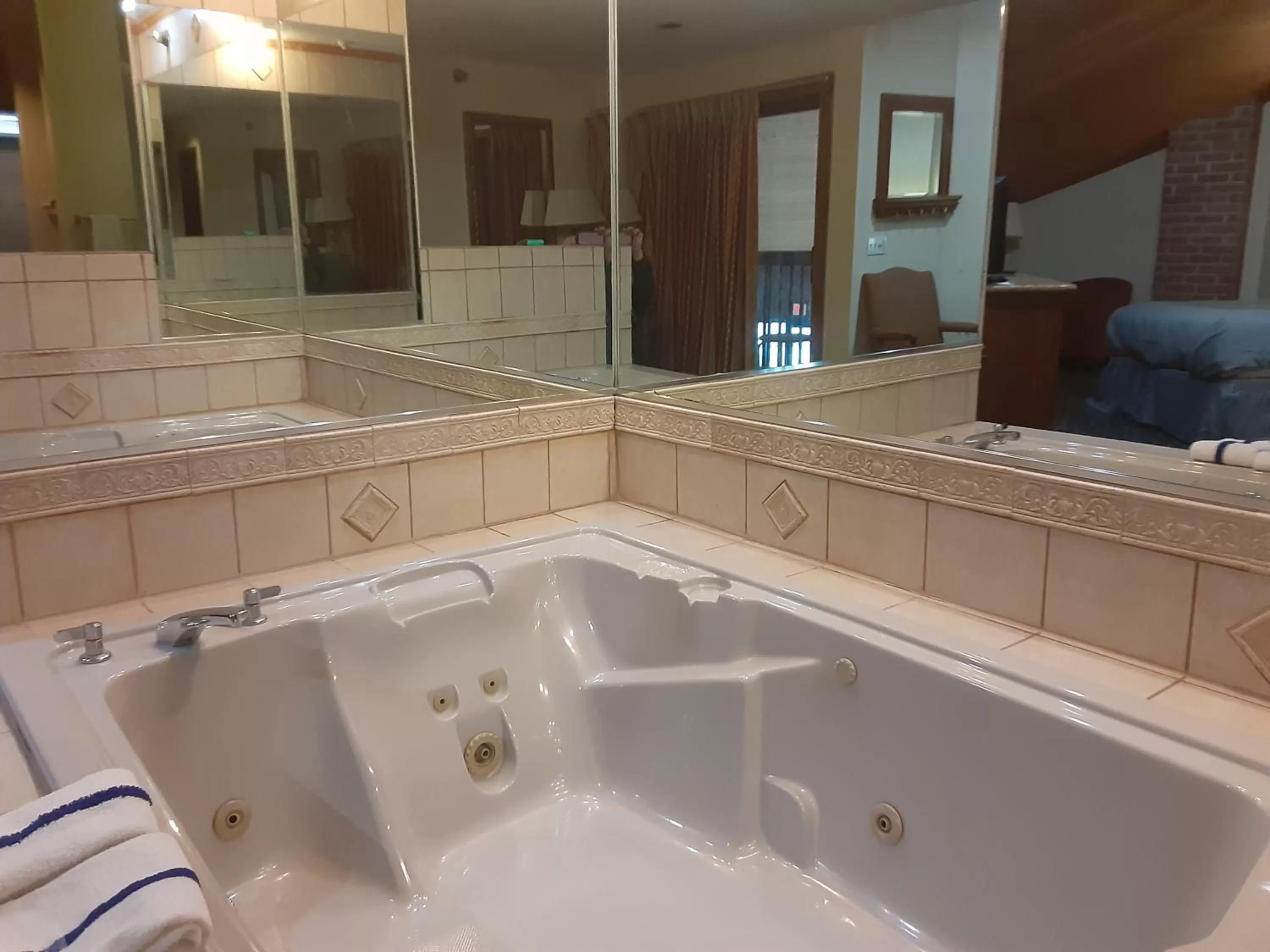 Hot Tub in American Inn and Suites Ionia