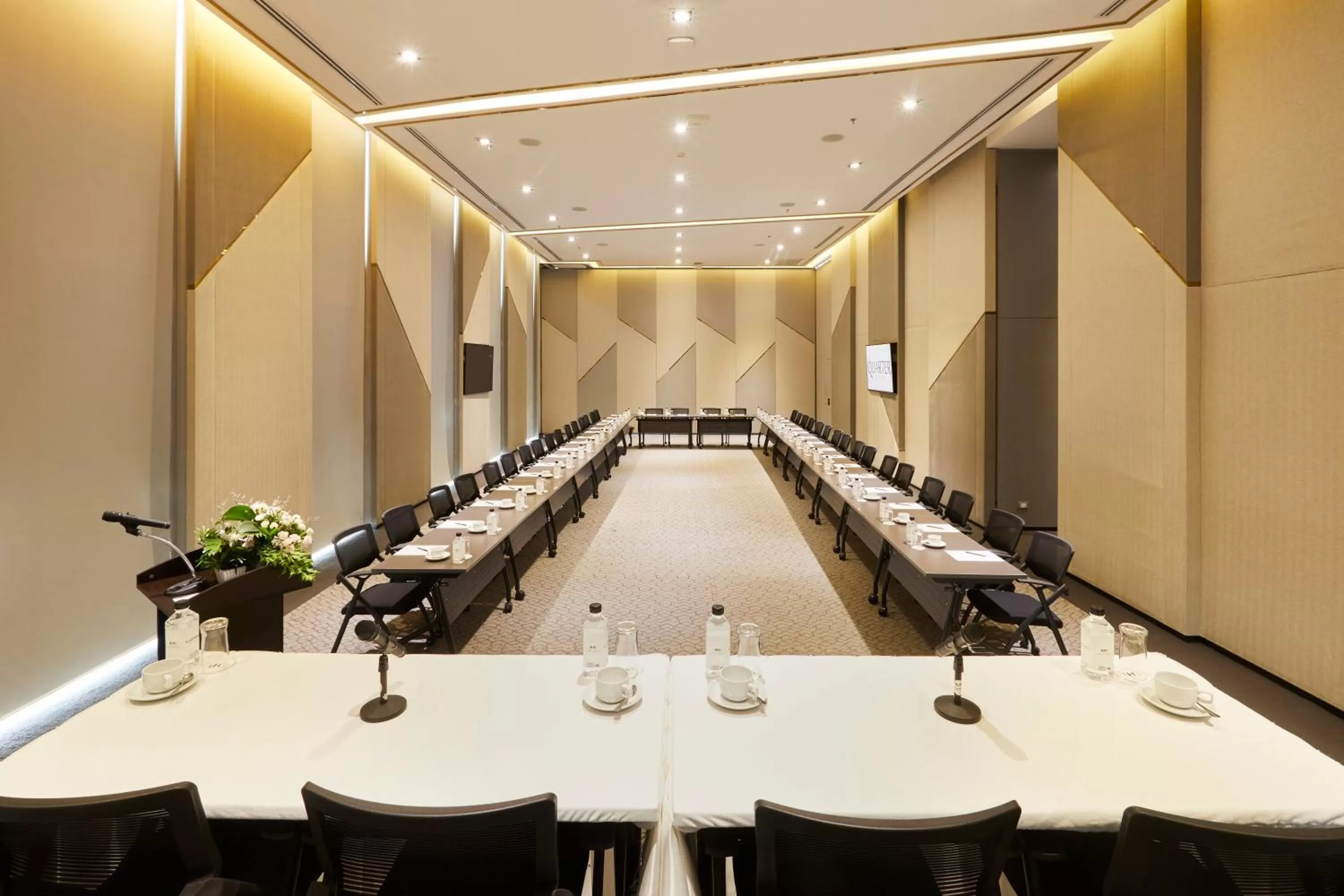 Business facilities in The Quarter Ari by UHG