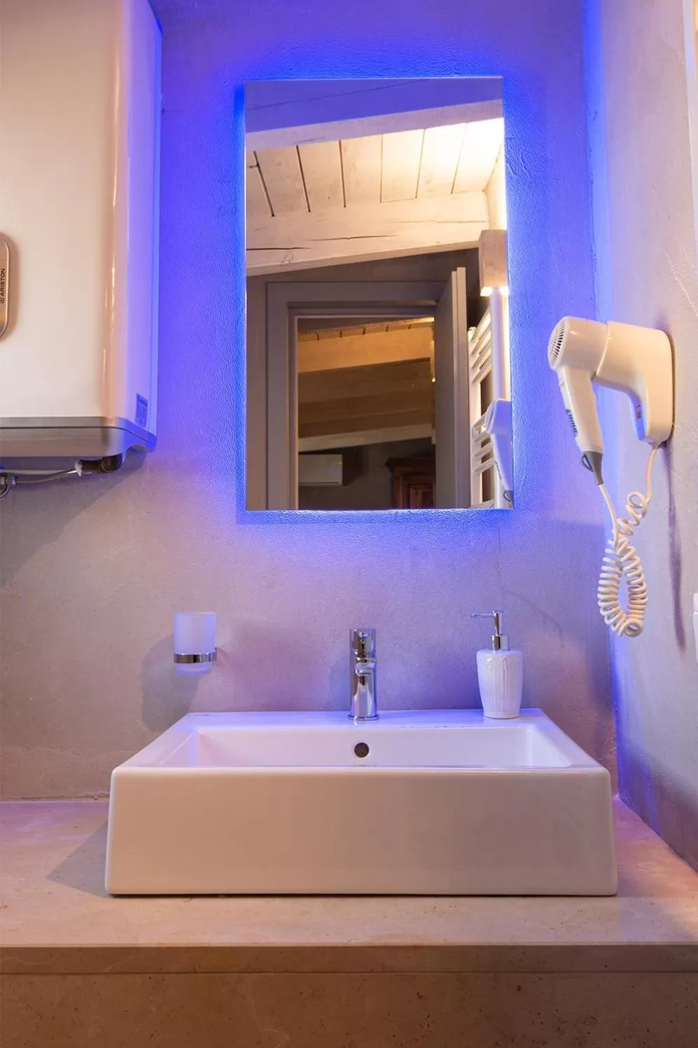 Bathroom, Bed in Graffiti Living - Affittacamere